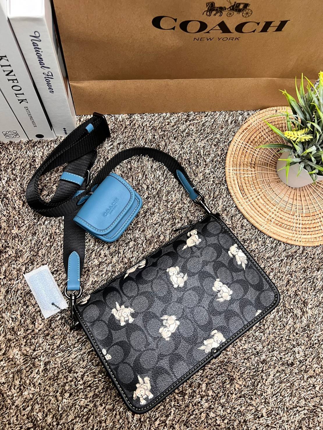 Coach Heritage Convertible Crossbody In Signature Canvas With Creature Print ((cc131)) 🐶 น่ารักขนาดนี้ ห้ามใจไม่ไหวเลยจ้า พร้อมส่ง! ยังไม่เข้าไทย ใหม่ก่อนใครค่ะ! หญิงก็ได้ชายก็ดี สำหรับรุ่นนี้ หนังแท้นิ่ม((หนังไม่แข็งทื่อๆ)) 🌟ทั้งใบปริ้นลา