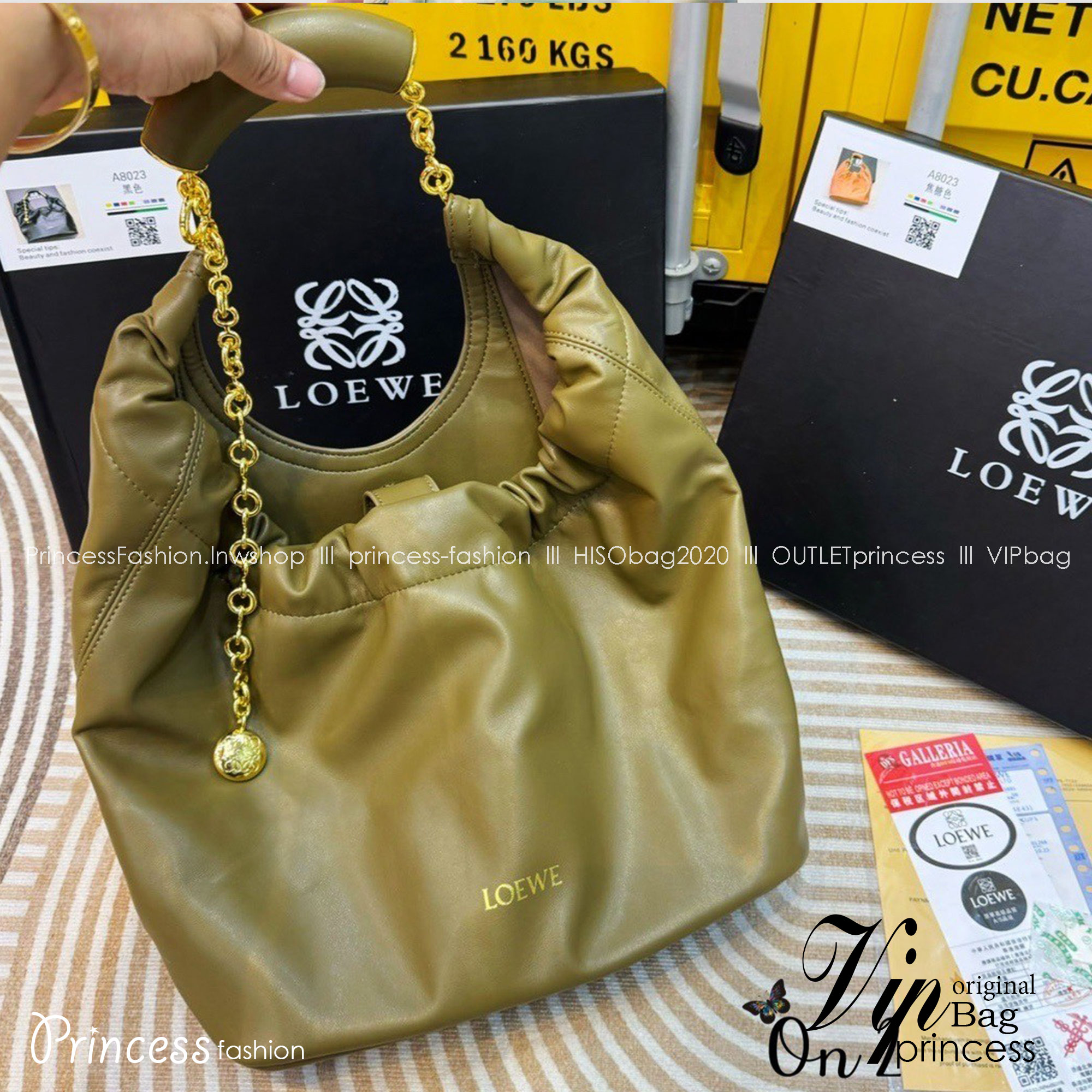 LOEWE Medium Squeeze bag in nappa กระเป๋าสะพายคอลใหม่ ดีไซน์เก๋เรียบหรูงานสวยทั้งภายนอกและภายใน ขึ้นแบบจากงานจริง เป๊ะสุด ปั้มทุกจุด งานจริงสวยทุกมุมเป๊ะปังมากค่ะ