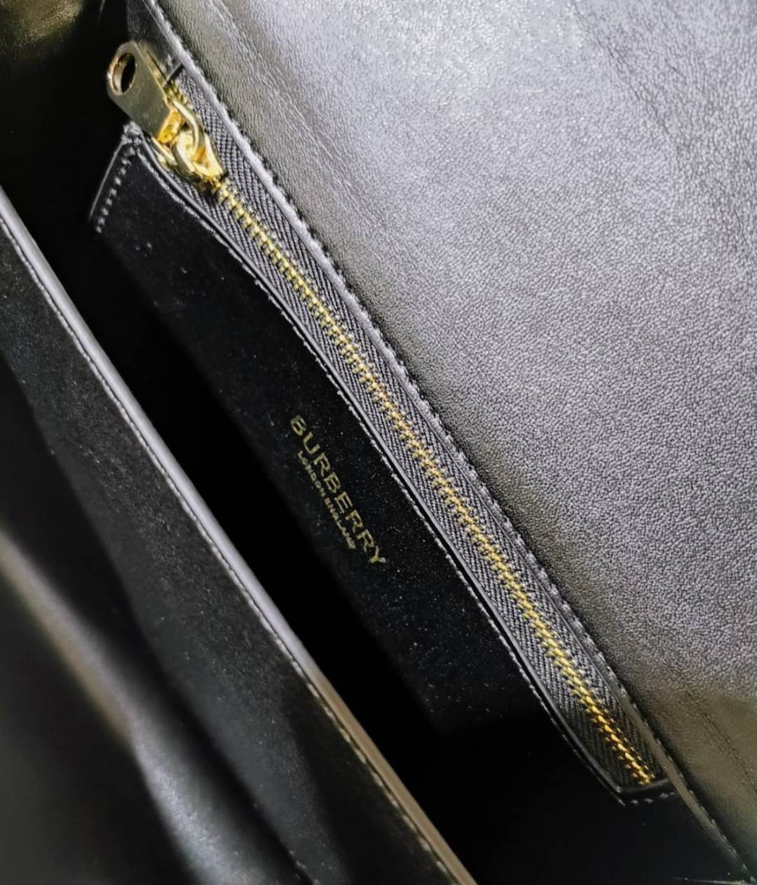 พรีเมี่ยมกิ๊ฟแท้ 100% 】BURBERRY FRAGRANCES CROSSBODY BAG VIP GIFT WITH PURCHASE (GWP) กระเป๋าสะพายพรีเมี่ยมกิ๊ฟ Limited Edition จากน้ำหอม BURBERRY DUTY FREE วัสดุ Calfskin หนังเรียบสวยอยู่ทรงดีไซน์ยอดนิยมประดับโลโก้แบรนด์ทองด้านหน้า