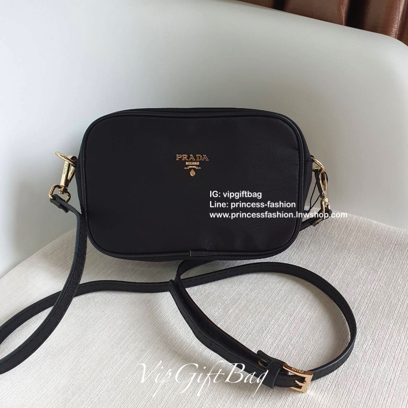 กระเป๋าทรง mini crossbody จากงานพรีเมี่ยมกิ้ฟแบรนด์ดัง PRADA วัสดุ Nylonสุดหรูอย่างดี สามารถกันน้ำได้ ทั้งใบ ขนาดกำลังดีน่ารัก🐰 ด้านในมีช่องแบ่งใส่ของใส่ของจุกจิกได้ ใส่โทรศัพท์ได้ทุกรุ่น คสอ. ใช้แล้วสวยมากๆ อะไหล่ทองปั้มแบรนด์ทุกจุด คุ้มเกินราคาค