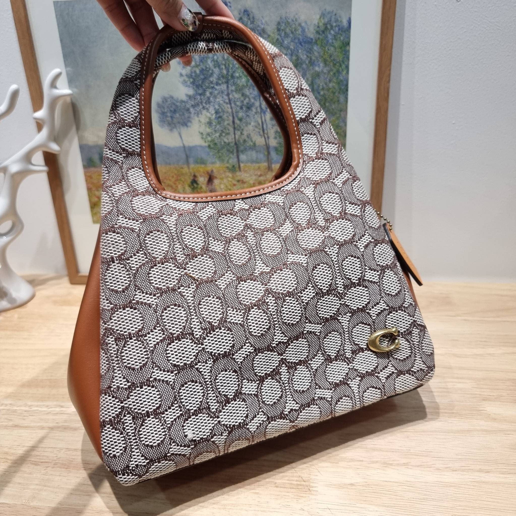 COACH LANA SHOULDER BAG 23 IN SIGNATURE JACQUARD CM550 พร้อมส่ง กระเป๋าถือ/สะพายทรงเก๋ โดดเด่นด้วยลวดลายซิกเนเจอร์บนผืนผ้าทอสวย หูจับในตัวถือสะดวก รีบช้อปได้ใช้ก่อนใครไปเลย