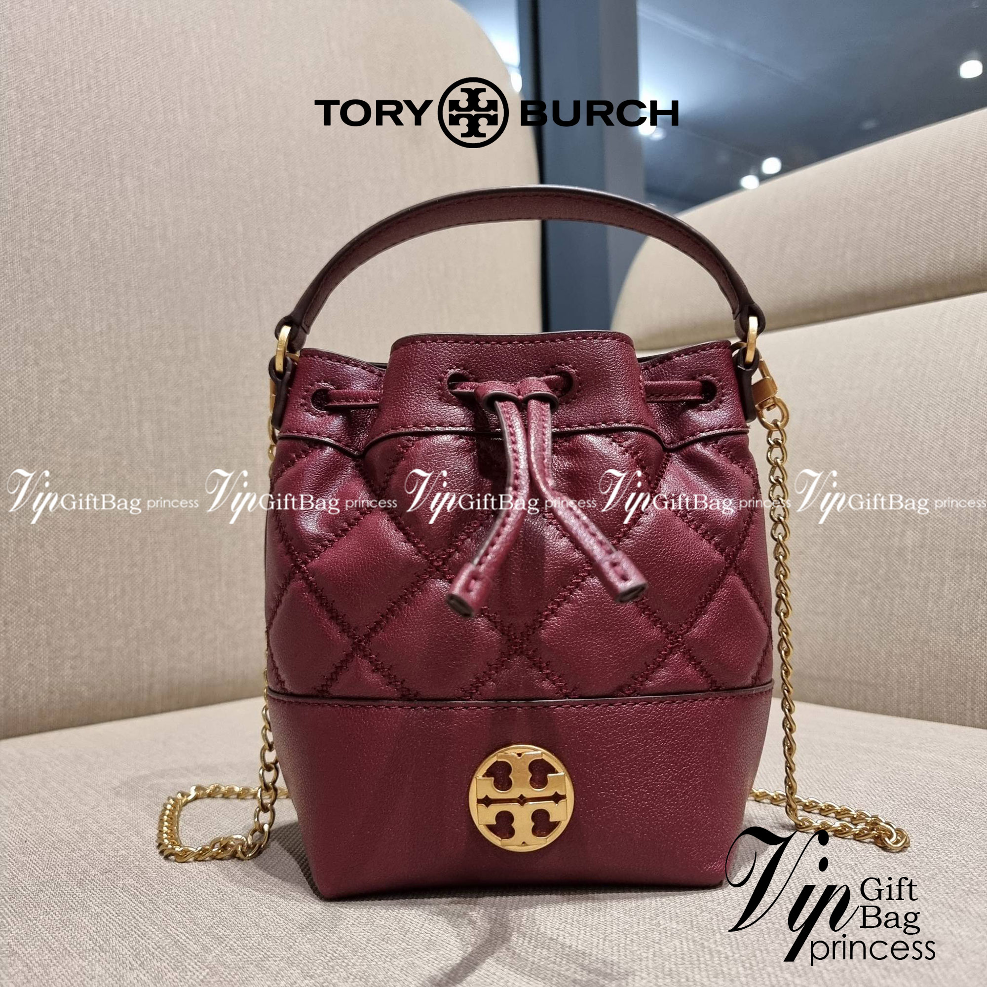 TORY BURCH WILLA MINI BUCKET BAG สุดปัง กระเป๋าสะพายทรงบัคเก็ต สวยผู้ดี โดดเด่นด้วยโลโก้สีทองดูหรู อัพลุคผู้ดี๊ผู้ดี วัสดุหนังแท้ ดีไซน์บุนวม เส้นคมดีเทลหรู เปิด-ปิดหนังรูดปากกระเป๋า มีหูหิ้วในตัว คล้องแขนเก๋ๆ ภายในเป็นช่องโล่ง มีช่องย่อย ใส่ของสำคัญจุกจิ