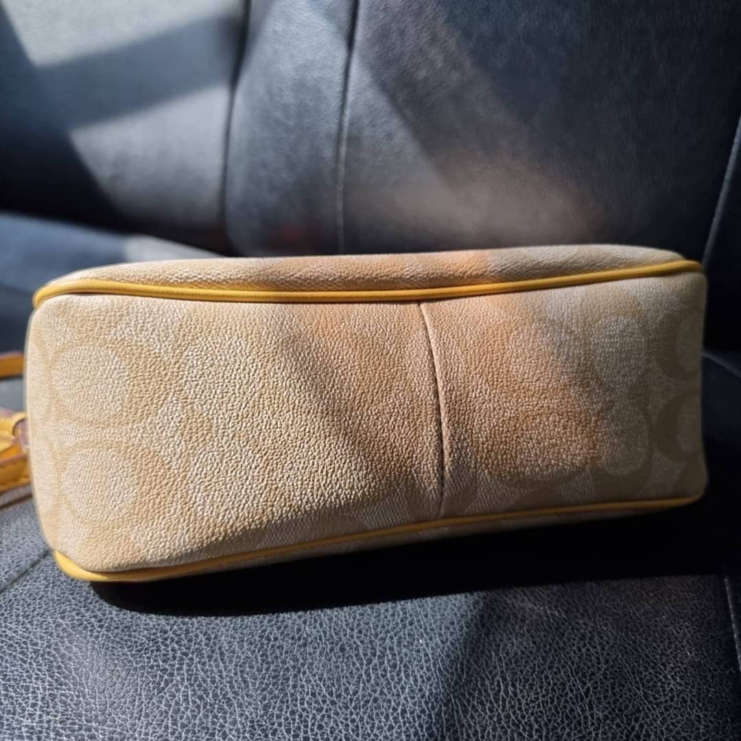 COACH F58321 TOP HANDLE POUCH อีกรุ่นฆ่าไม่ตาย!! 😎 ขายดีขายหมด ขายรวยขายปังๆ!! กระเป๋าพอชจากโค้ช ทรงใช้งานง่าย สะดวก กะทัดรัด วัสดุหนังแคนวาสเคลือบคุณภาพดี มาพร้อมสายคล้องในตัว และสายสะพาย crossbody ปรับเปลี่ยนได้ตามสไตล์ อีกหนึ่งไอเท็มที่สาวๆต้อง