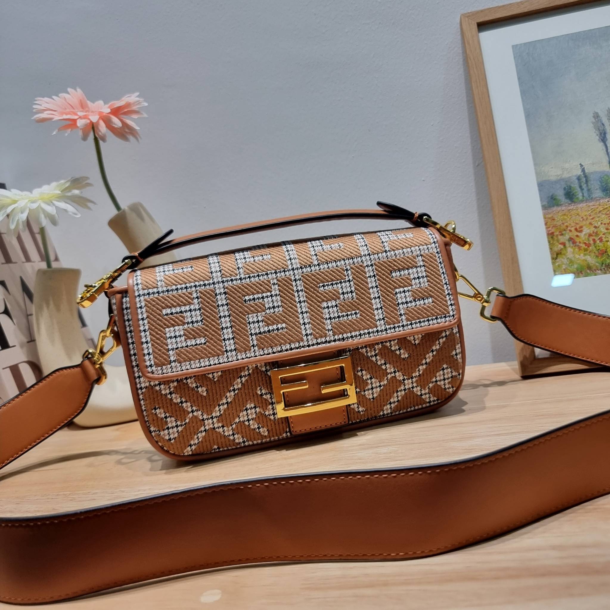 FENDI BAGUETTE MONOGRAM PRINT SHOULDER BAG / FENDI Baguette Brown houndstooth wool bag with FF embroidery อีกหนึ่งรุ่นใหม่ ปังไม่ไหวจ้าแม่!! กระเป๋าสะพายทรงแบคเกตต์ ดีไซน์ลวดลายรอบใบ มี texture โดดเด่นน่าใช้ ดูหรูและคลาสสิค