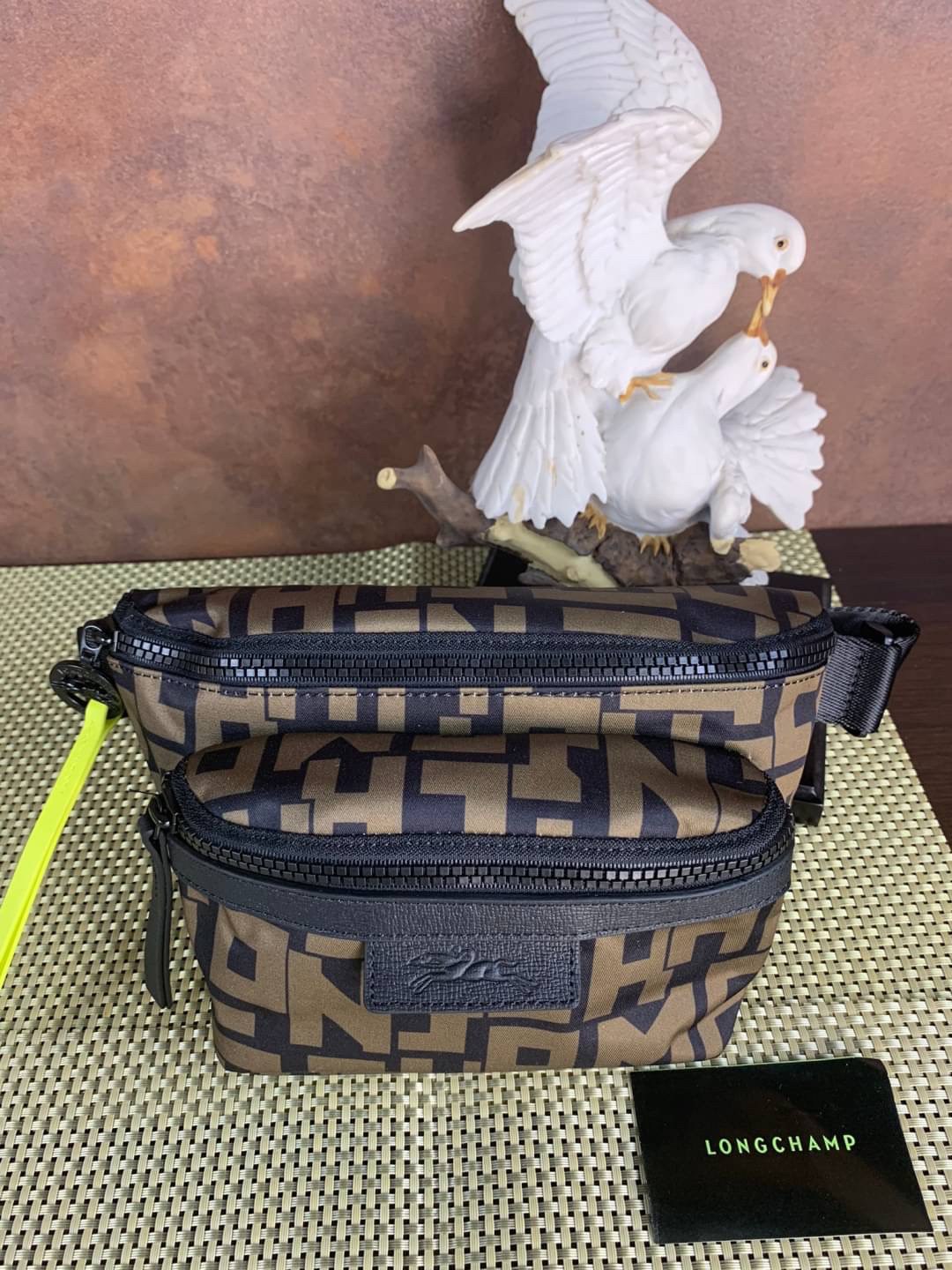 LONGCHAMP LE PLIAGE LGP BELT BAG M เท่ห์อย่างมีสไตล์กระเป๋าทรงคาดอกและคาดเอวดีไซน์แนวสปอร์ต เพิ่มความโดดเด่นทันสมัยด้วยลายซิกเนเจอร์ มีช่องซิปที่ใช้งานง่ายช่วยให้คุณหยิบใช้สิ่งของจำเป็นได้อย่างสะดวกและง่ายดาย และผสานสายรัดแบบปรับได้เข้ากับหัวเข็มขัดตัวล็อ