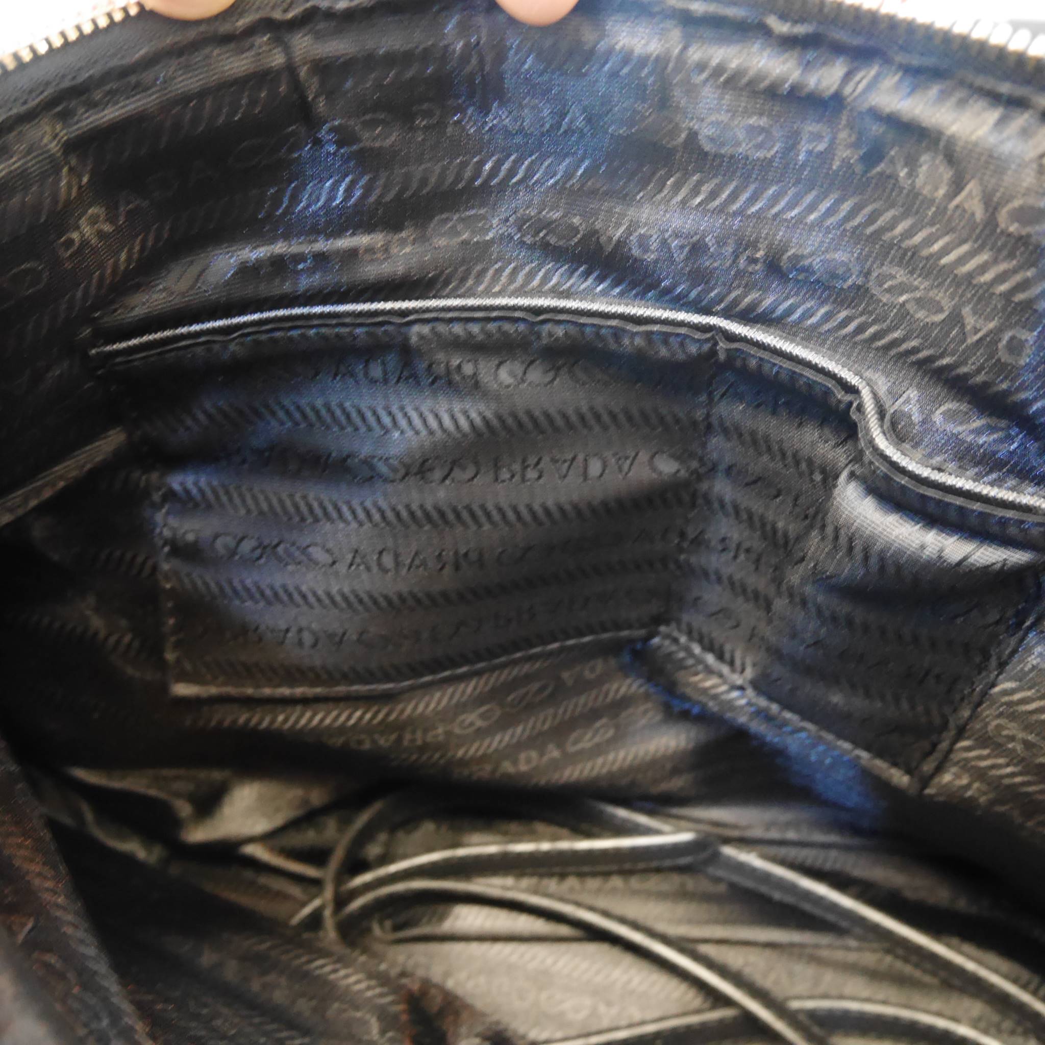 กรี้ดดด งานใบใหญ่ *ใส่ของจุใจ ก้มาน้าาา งานพรีเมี่ยมกิ้ฟ จากเคาเตอร์ต่างประเทศคะ จากแบรนด์ PRADA เป็น กระเป๋าผ้าไนล่อน ตามแบบฉบับของแบรนด์เลย หลงรักเลยคะ สะพายไหล่ได้ ถือก็สวยๆ ใช้แล้วสวยมากๆ ใส่ของได้เยอะเว่อร์ คุ้มราคา ห้ามพลาดเลยคะ!