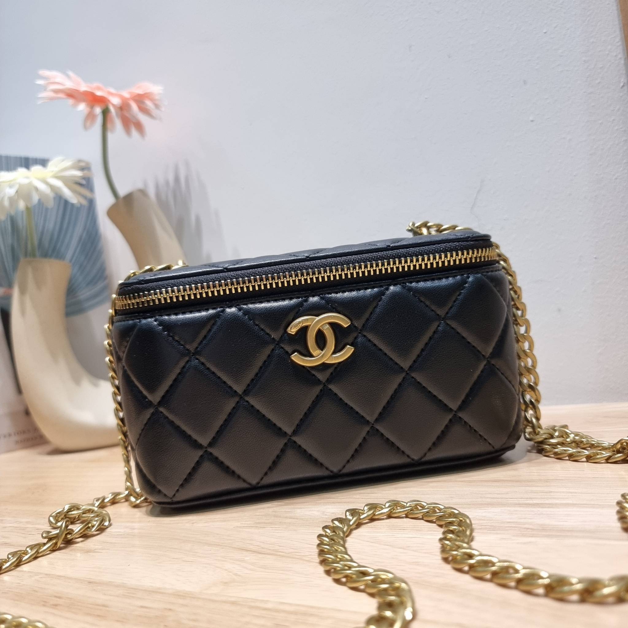 Chanel camellia vanity case bag พลาดไม่ได้เลยกับคอลสุดแซ่บ ดีไซน์ใหม่ 2023 นอกจากความคลาสสิคของรูปทรง ตัวอะไหล่ก็ยังปรับเพิ่มดีเทลความหรู