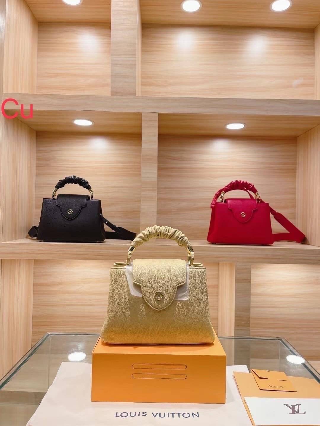 LV CAPUCINES BB top handle ที่สุดของความสวยในราคาเบาๆ กระเป๋าถือสุดหรู มาพร้อมหูจับหนังจับย่น ดีไซน์ทรงคลาสสิค ดีงามม้ากกกก!! ด้วยรูปทรงวินเทจ พร้อมส่งครบ box set ในราคาที่คุ้มที่สุด จัดเถอะค่า ยืนยันว่าสวยคุ้ม!!