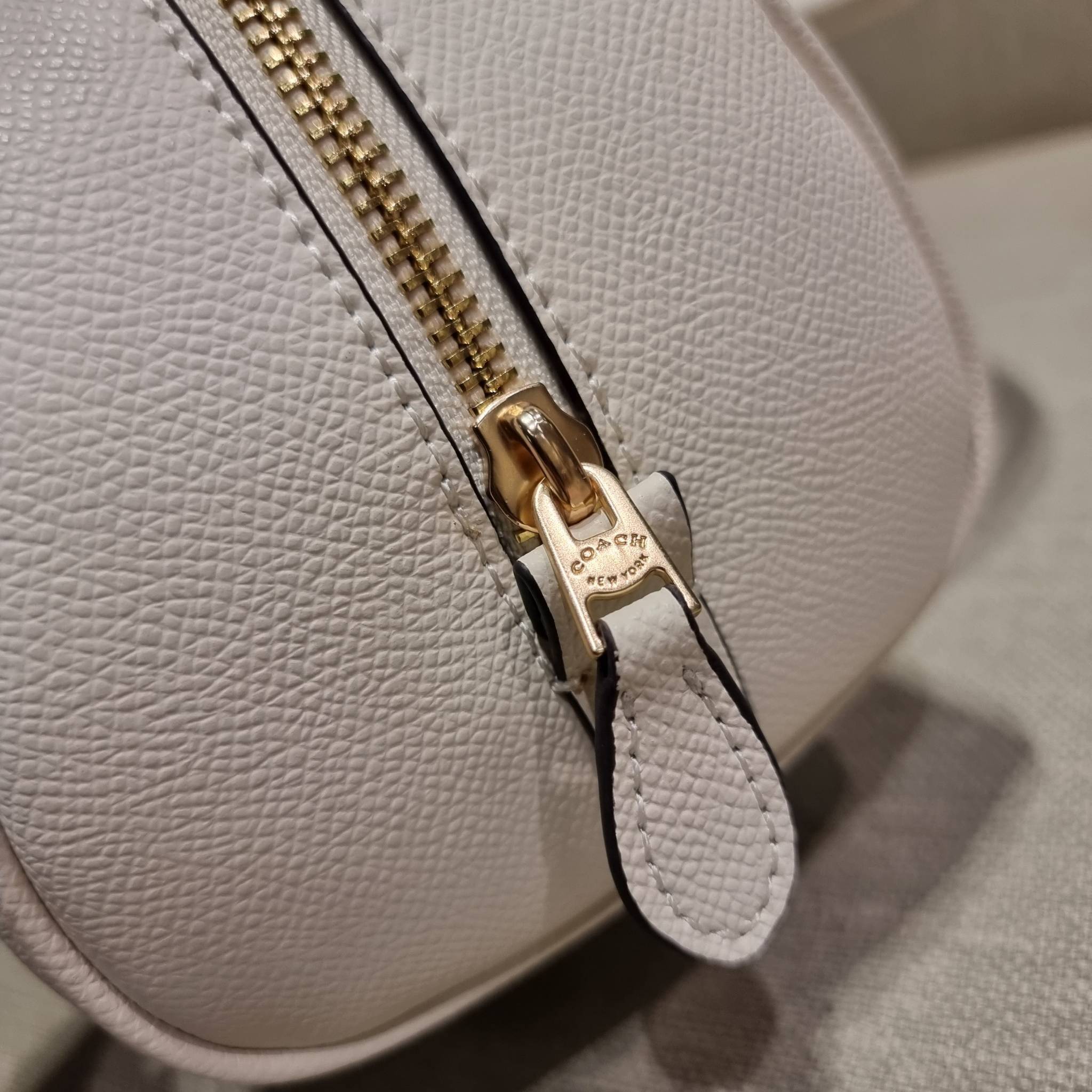 COACH SYDNEY SATCHEL BAG CA202 CA591 CB596 ใหม่ล่าสุด กับคอลที่สาวๆต้องหลงรัก กระเป๋าสะพายทรง satchel ที่มีรูปทรงดึงดูดสายตา สวยแรกเห็น วัสดุหนัง crossgrain พร้อมหูจับในตัว เปิด-ปิดด้วยซิป ภายในโล่งกว้าง ขนาดกำลังดี มีสายครอสให้ ปรับได้ตามชอบ ใบจริงลูกคุณ