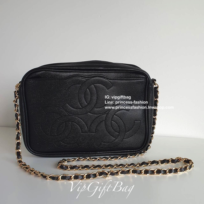 CHANEL VIP GIFT BAG รุ่น CHAIN CROSSBODY กระเป๋าของสมนาคุณ จากพรีเมี่ยมกิ้ฟแบรนด์ดังอย่าง CHANEL วัสดุหนังสังเคราะห์ ลายคาเวียร์สุดหรูเต็มใบ #เล่นแสงสวยมาก ด้านในเปิดปิดด้วยซิปCC อะไหล่ทอง มีช่องซิปแยกอีกหนึ่งช่อง สามารถใส่กระเป๋าสตางค์ใบยาว ของจุกจิกได้ส