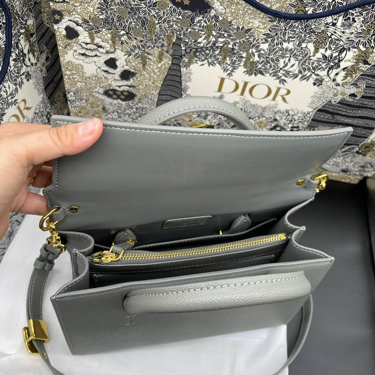 หนังแท้ DIOR Medium ST Honore Tote Collection Fall/Winter 2020-2021 มาในรูปแบบกระเป๋าทรงสี่เหลี่ยมที่ได้มาตรฐาน ทำจากหนังลูกวัว (Calfskin) ลายเกรน ซึ่งสื่อถึงความหรูหราได้อย่างลงตัว ตัวด้ามจับ มีการเย็บเข้าด้านในของกระเป๋าเพื่อเพิ่มความแข็งแรงทนทาน ด้านหน