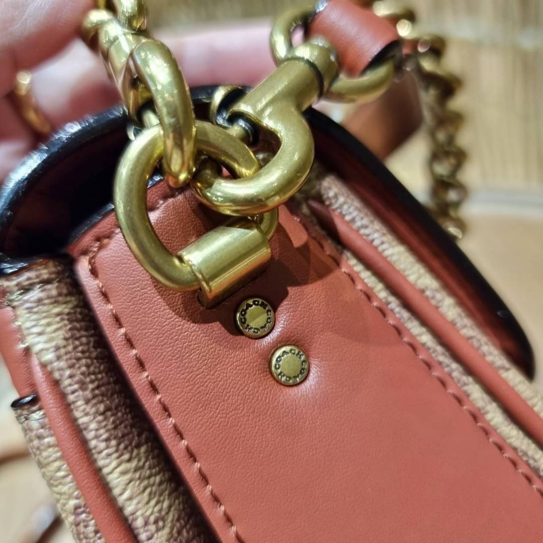 COACH 89089 CASSIE CROSSBODY 19 IN SIGNATURE CANVAS คัมแบ็คแล้วจ้า!! เรียบหรู ดูดี ต้องไอเท็มนี้เลย!! กระเป๋าสะพายข้าง สุดพิเศษ!! มีสายมาให้ถึง 3 แบบ!! สลับใช้แมทช์ตามสไตล์ได้เลย วัสดุหนังแคนวาสสลับหนังแท้ บอกเลยว่าสวยทุกสีนะคอลนี้ เปิด-ปิดด้วยตัวบิดล็อค 