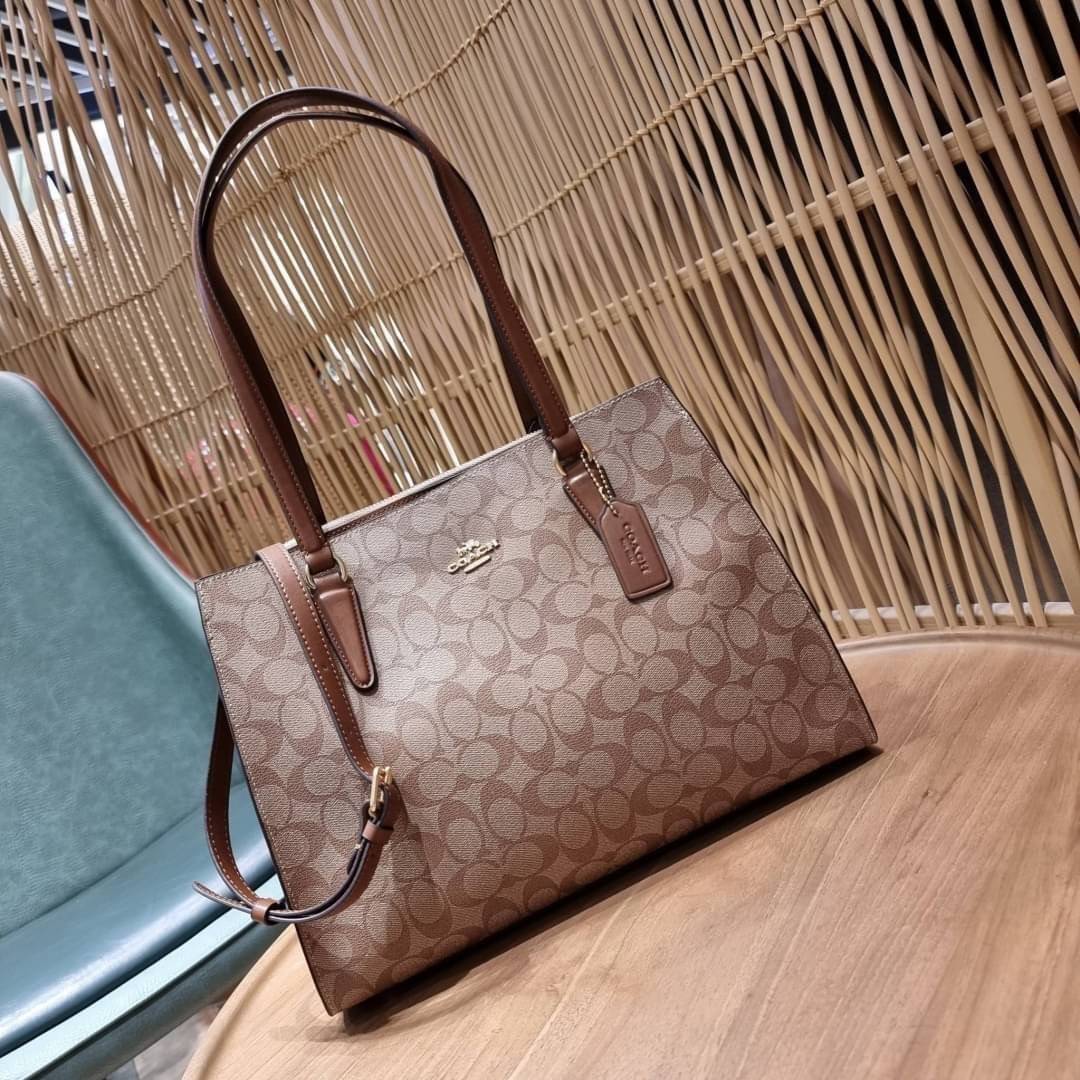 COACH C4075 TATUM CARRYALL IN SIGNATURE CANVAS คอลเลคชั่นใหม่ล่าสุด จัดมาให้ได้สวยก่อนใคร สวยหรูทุกสี!! ลุคผู้ดีต้องมาอีกหนึ่ง กระเป๋าสะพายทรงสวย ที่มาพร้อมสายสะพายไหล่ในตัว และสายครอสบอดี้สำหรับสะพายข้าง วัสดุหนัง crossgrain สวยคมมากๆ ตัวกระเป๋าถูกแบ่งเป