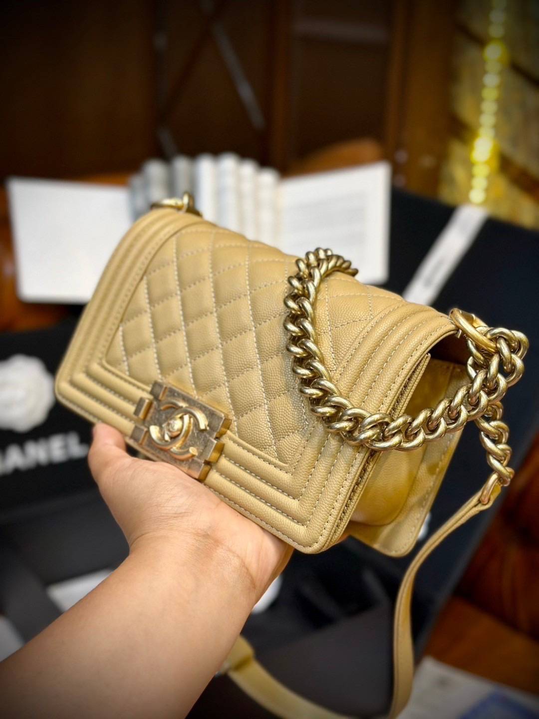 CHANEL BOY BAG 20cm กระเป๋าสุดคลาสสิคตลอดกาล งานหนังแท้ ขนาดเล็กน่ารัก ไม่ว่าเวลาจะผ่านไปเเค่ไหนก็ไม่เคย Out สำหรับรุ่นนี้ เรียบ หรู คลาสสิค ผู้ดี ไฮโซที่แท้ทรูอะไหล่เงินรมขวัญสวยมากค่ะ 🧡เกรดท็อปออริ เทียบแท้ 1:1 ใช้งานต่างประเทศได้