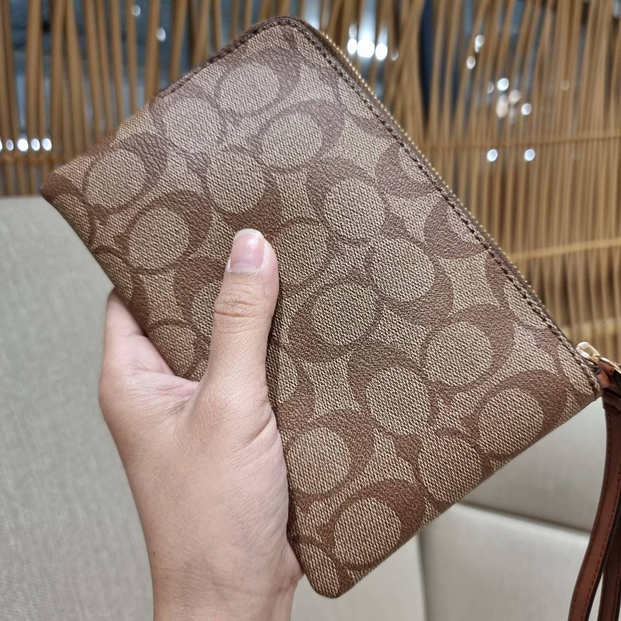 COACH C5624 LARGE CORNER ZIP WRISTLET IN SIGNATURE CANVAS WITH STRIPE สีใหม่กับคอลเลคชั่นที่ปังข้ามปี ฮิตไม่เลิก!! กระเป๋าคล้องมือ ดีไซน์ลายแถบสี สดใสน่าใช้มาก!! ขนาดเหมาะพกพา วัสดุหนังแคนวาส ภายในใส่ธนบัตร หรือใส่บัตร ใส่เหรียญ ได้หมด!! iphone13 pro ใส่ไ