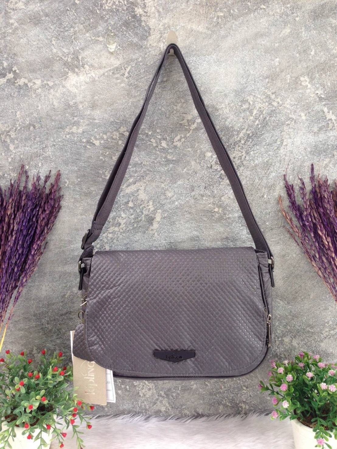 🎄KIPLING กระเป๋าสะพาย รุ่น Earthbeat S กระเป๋าสะพาย Earthbeat มีพร้อมส่งให้เลือกช้อปหลากหลายสีเลยค่ะ เพิ่มลายเก๋ๆให้ดูไม่น่าเบื่อ สามารถสะพายได้ 2 แบบ สะพายด้านข้างหรือเป็น shoulder ได้ ออกแบบขนาดกำลังดี ช่วยให้คุณจัดระเบียบสิ่งของได้อย่างลงตัว สา
