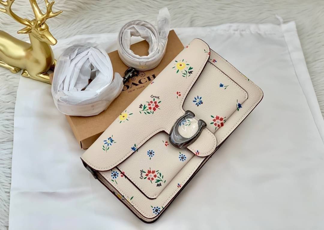 OUTLET 】รุ่นหายาก รุ่นตามหา ห้ามพลาดค่ะ! COACH TABBY FLORALPRINT ((B2081-630)) Wildflower-print Leather Shoulder Bag In White พร้อมส่งอีกครั้งค่ะ! กระเป๋าหิ้ว//สะพายไหล่//สะพายข้างได้หรือถือแบบคลัทออกงานได้เลย สุดคุ้ม! หนังแท้นิ่มอย่างดี 🌸 จุดเด่น