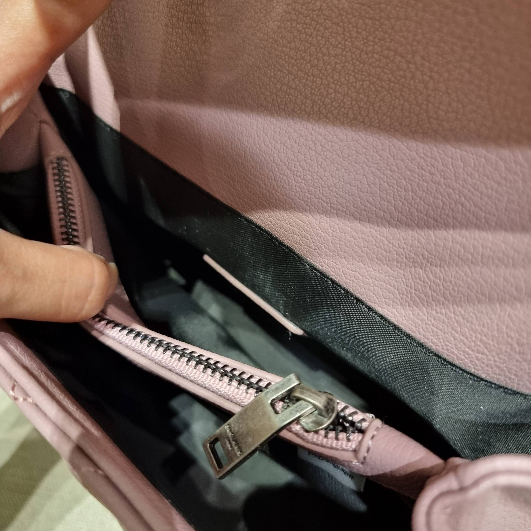 Yves Saint laurent crossbody boutique vip bag กระเป๋าสะพายไหล่ ดีไซน์ทรงสวยหรู พิเศษ แถมฟรี พวงกุญแจห้อยโลโก้ ดูแพงไปหมดจริงๆไอเท็มนี้ วัสดุหนังสังเคราะห์ลายคาร์เวีย เปิด-ปิดด้วยกระดุมแม่เหล็ก ภายในโล่งกว้าง แบ่งสัดส่วนไว้อย่างดี มาพร้อมหูจับในตัว และสายส