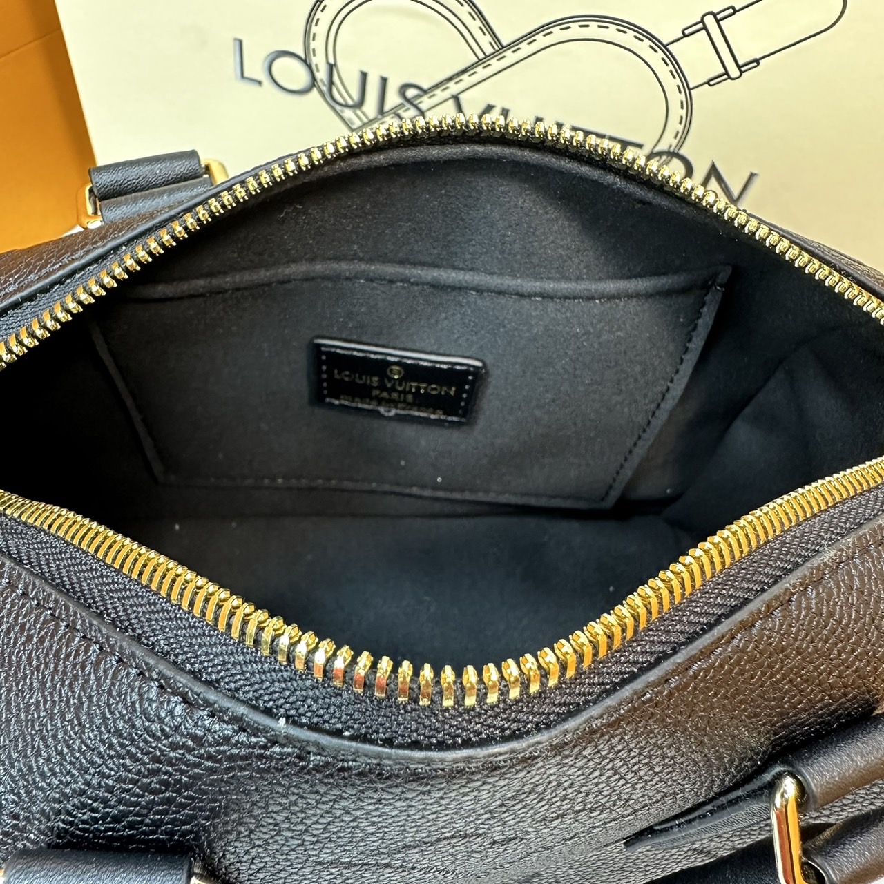 LV Speedy Bandoulière 20 Bag Monogram Empreinte Leather กระเป๋าสะพายทรงสปีดี้คลาสสิค สวยหรู กระเป๋าทรงหมอน รุ่นท็อปฮิต มีกุญแจล็อค