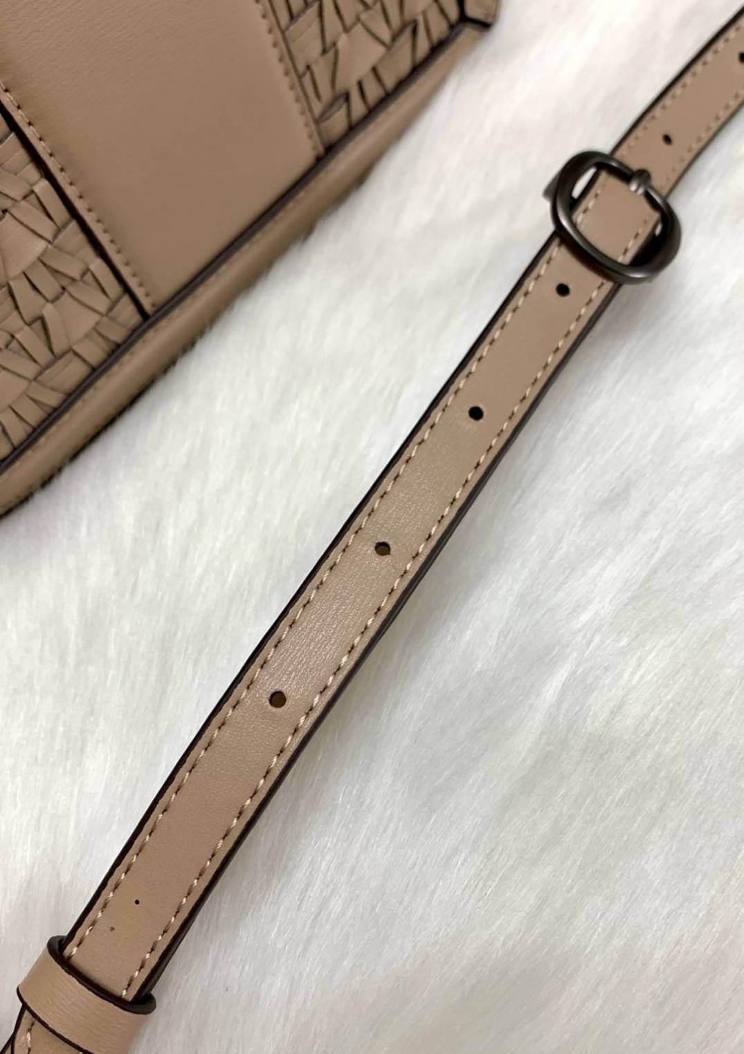 น้องสวย คุณภาพแน่นอีกแล้วจร้าา! COACH ALIE SHOULDER BAG 18 WITH WEAVING ((C2587)) พร้อมส่งความสวย! กระเป๋าสะพายครอสบอดี้ร์หรือสามารถทบเป็นสายคู่ใช้แบบหิ้วหรือคล้องไหล่ได้ด้วย หนังแท้อย่างดีสวยงามค่ะ ด้านหน้าทำหนังแบบสานได้คลาสสิคค่ะ