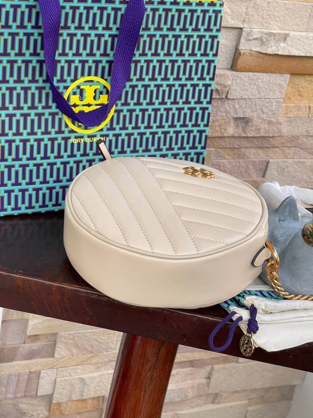 Tory burch Kira Cheron Circle Crossbody กระเป๋าสะพายคาดลำตัวรุ่นนี้โดดเด่นด้วยรูปทรงกลมสุดชิค ขนาดกะทัดรัด พร้อมด้วยหนังกระเป๋าที่ทำจากหนังแท้คุณภาพดี เพราะ Kira Chevron เป็นรุ่นที่ตอบโจทย์และครองใจสาว ๆ ได้อย่างแท้จริง เนื่องจากมีดีไซน์เรียบหรู โดยทางแบร