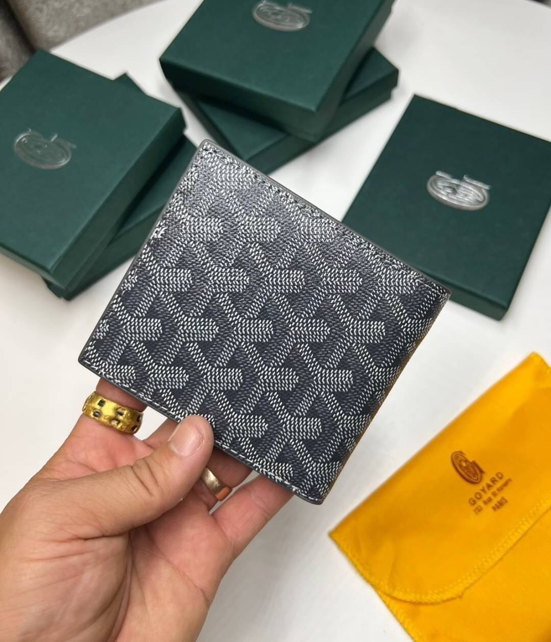 GOYARD WALLET / GOYARD Victoire Bifold Wallet พร้อมส่งที่ไทย เกรดเทพออริจินอล หนังเกรดดีสุด กระเป๋าสตางค์ผู้ชายใบสั้น พร้อมกล่องเขียวแบรนด์สวยหรู อีกรุ่นที่ยอดขายไม่เคยตก ภาพสินค้าถ่ายจากงานขายจริง ใช้งานต่างประเทศได้เลยค่ะ