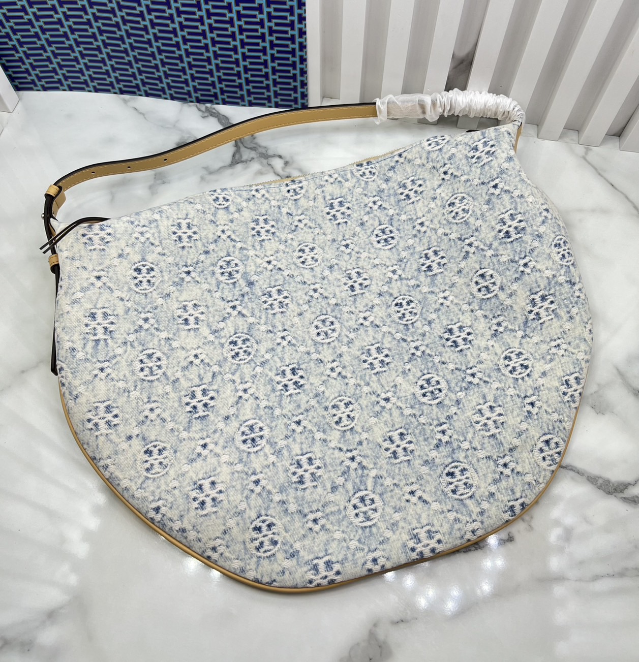 ORI หนังแท้ | Tory Burch T Monogram Balloon Bag 40cm กระเป๋าสะพายทรงโฮโบใบใหญ่ ถือหรือคล้องไหล่รูปทรงใหม่บอลลูนสวยหรูด้วยลายโมโนแกรมเต็มใบ ภายในโล่งกว้างจุของได้เยอะ คอลเลคชั่นใหม่มาแรง!