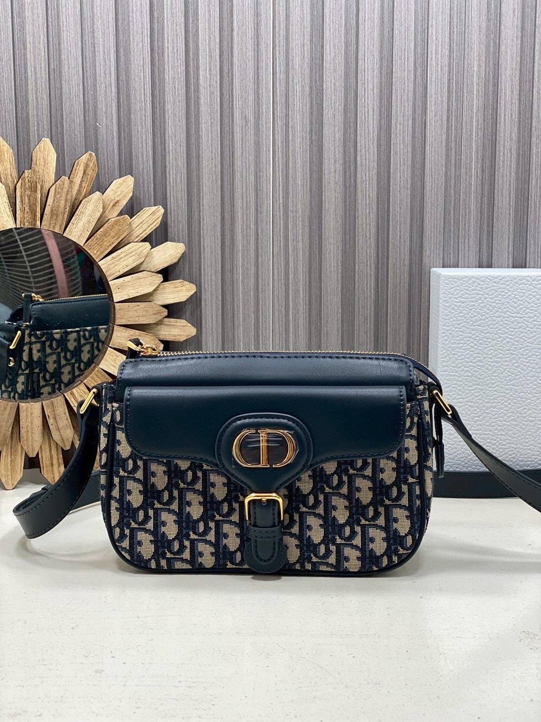 ORI หนังแท้ | DIOR Small 30 Montaigne Pocket Bag กระเป๋าสะพาย รุ่นใหม่สําหรับ Fall 2025 โดดเด่นด้วยลายเส้นอันงดงามและขนาดที่กะทัดรัด