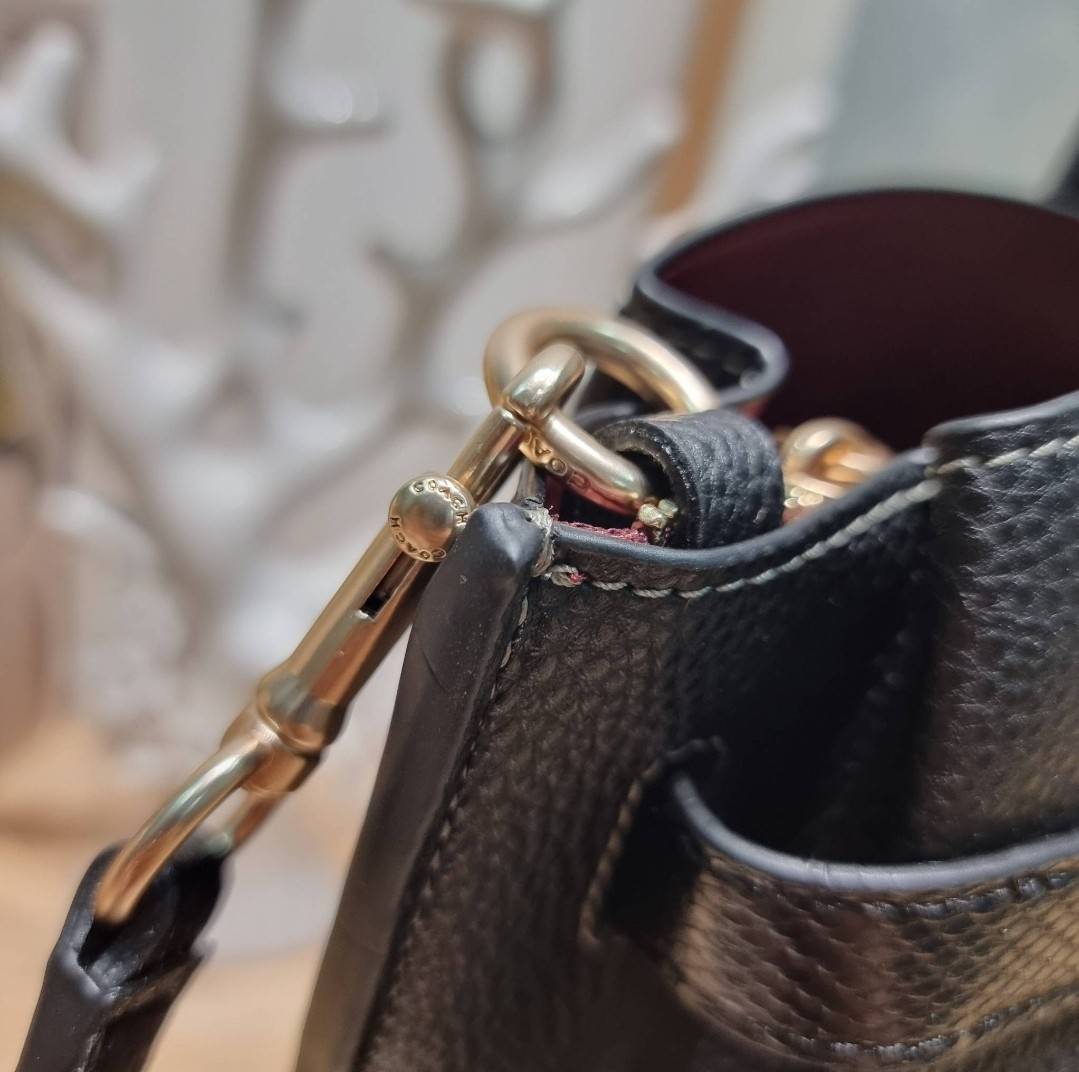 COACH HANNA CARRYALL IN SIGNATURE CANVAS / CH187 / CH195 / CH542 น้องใหม่ เรียบหรู ดูแพง กับกระเป๋าถือ/สะพายทรงสวย คงความคลาสสิค ดีไซน์ตกแต่งสายคาดจับจีบข้างกระเป๋าเพิ่มดีเทล มาพร้อมหูจับในตัว