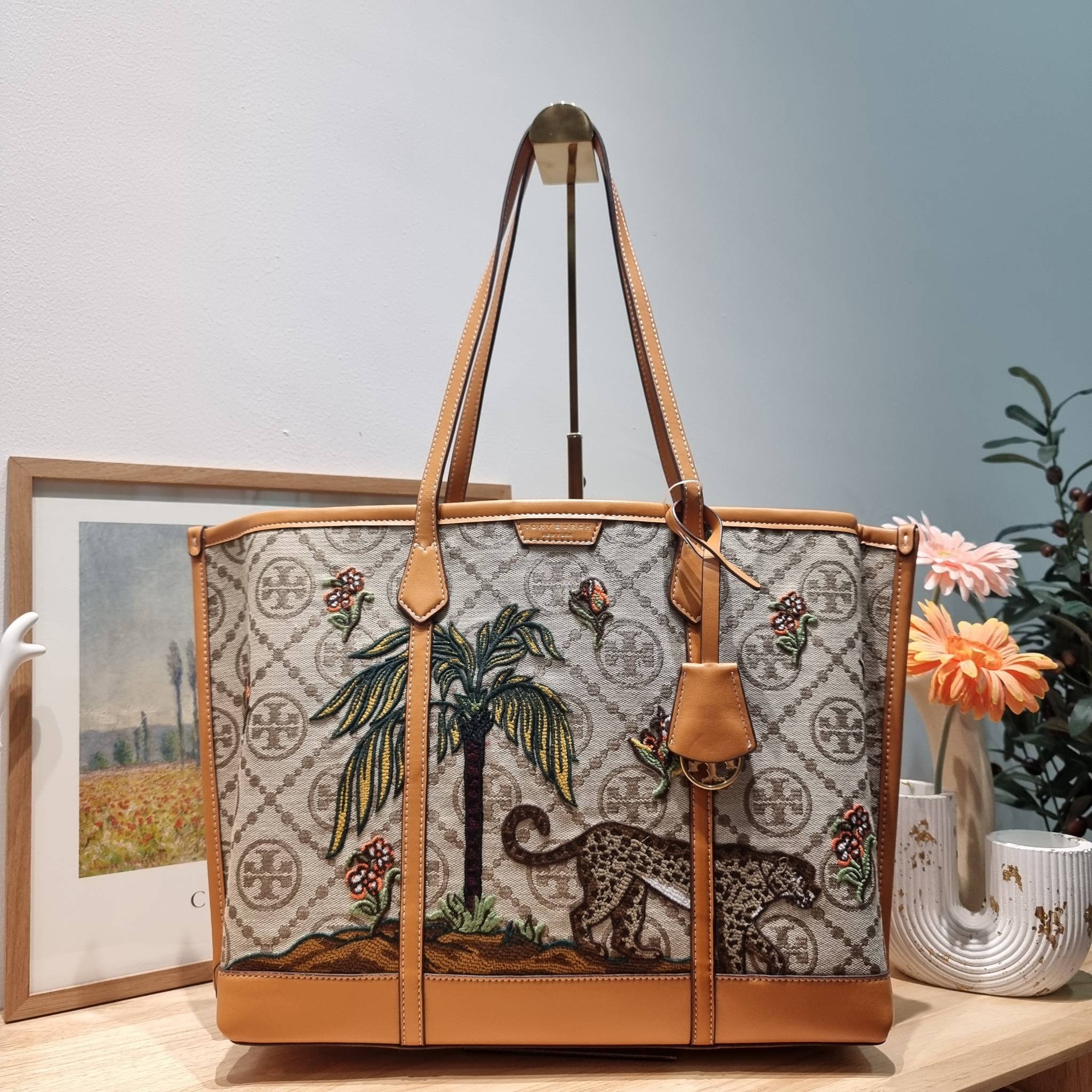 TORY TOTE BAG / TORY BURCH PERRY EMBROIDERED T MONOGRAM TRIPLE-COMPARTMENT TOTE BAG ใหม่ล่าสุด กับกระเป๋าทรงโท้ทใบใหญ่ ลวดลายโมโนแกรมสุดคลาสสิคที่ถูกดีไซน์รังสรรค์ด้วยงานปักสุดชิค น่าใช้ใจฟูแค่แรกเห็น ดีเทลดีงาม
