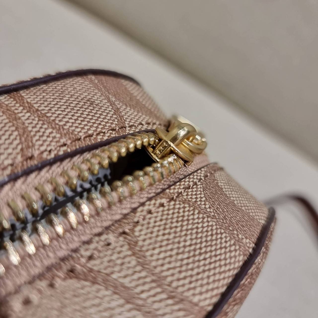 COACH 2628 MINI SERENA CROSSBODY IN SIGNATURE CANVAS ใหม่ที่สุด!! พร้อมส่งทุกสีเด็ด!! ย่อส่วนกระเป๋าสะพายคอลเลคชั่นยอดฮิต มินิเซเรนา ที่รับรองว่าน้องน่ารักม้ากกก!! ขนาดเล็กกุ๊งกิ๊ง แต่ดีเทลยิ่งใหญ่ วัสดุหนังแคนวาสเคลือบลาย เปิด-ปิดด้วยซิป สะดวกใช้ ภายในเป