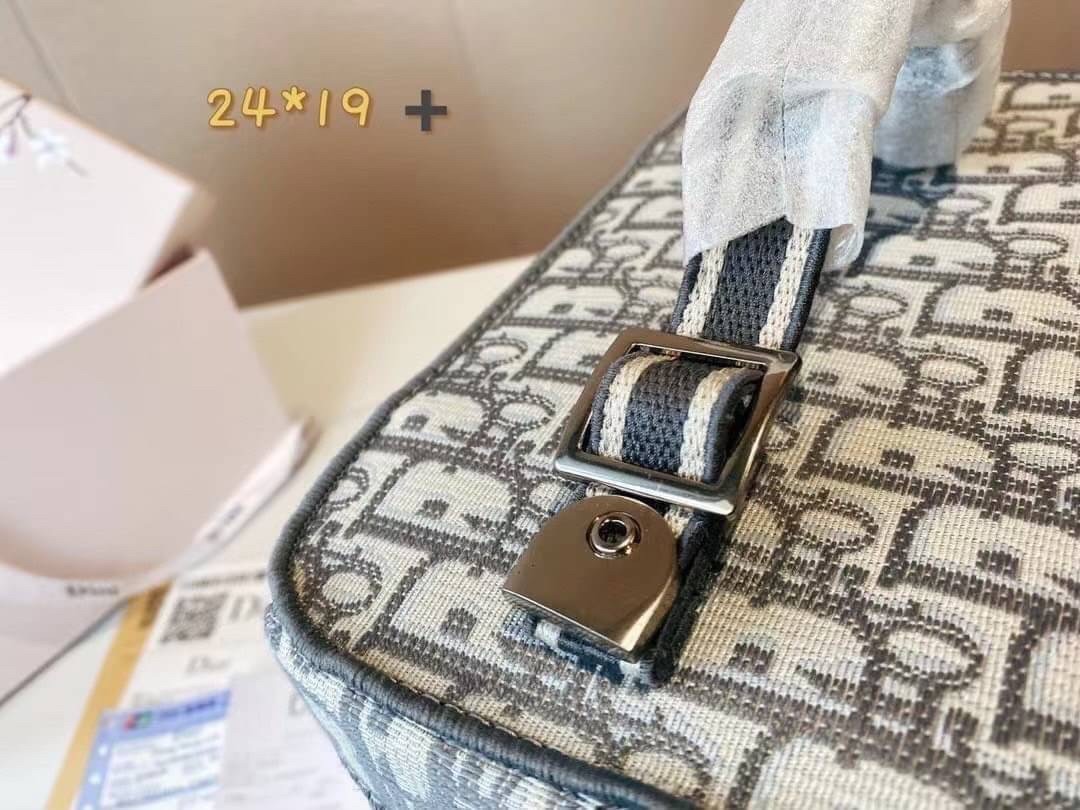 DIOR TRAVEL VANITY CASE Oblique Embroidery กระเป๋าใส่เครื่องสำอางค์ สวยคลาสสิคขนาดกำลังดี พกพาสะดวก ใช้งานง่ายสุดๆ วัสดุงานทอละเอียดคุณภาพดี ภายในเป็นช่องโล่ง ใบจริงงานสวยเกินเบอร์!! สวยงามเกินราคา ไม่ผิดหวังจ้า