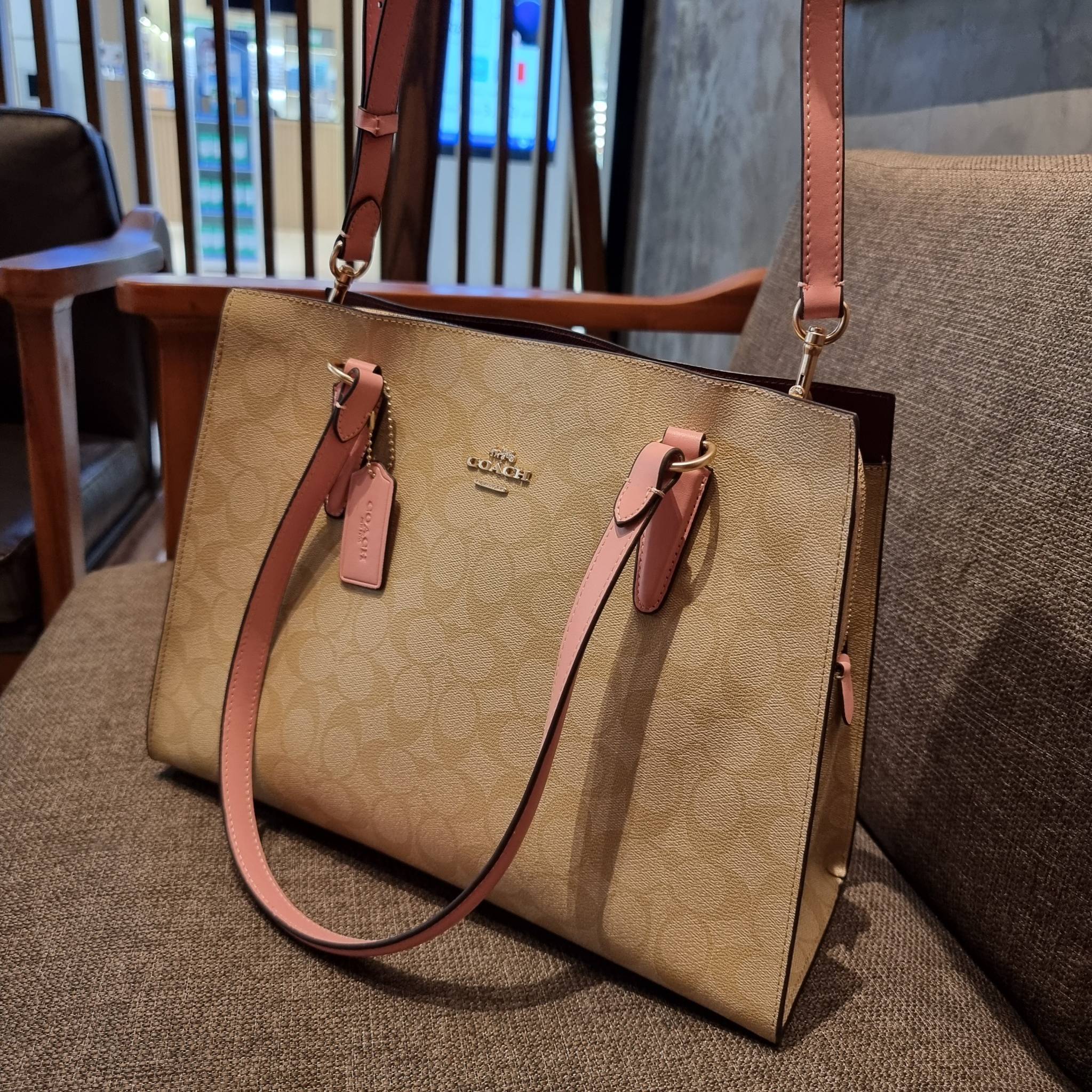 COACH C4075 TATUM CARRYALL IN SIGNATURE CANVAS คอลเลคชั่นใหม่ล่าสุด จัดมาให้ได้สวยก่อนใคร สวยหรูทุกสี!! ลุคผู้ดีต้องมาอีกหนึ่ง กระเป๋าสะพายทรงสวย ที่มาพร้อมสายสะพายไหล่ในตัว และสายครอสบอดี้สำหรับสะพายข้าง วัสดุหนัง crossgrain สวยคมมากๆ ตัวกระเป๋าถูกแบ่งเป