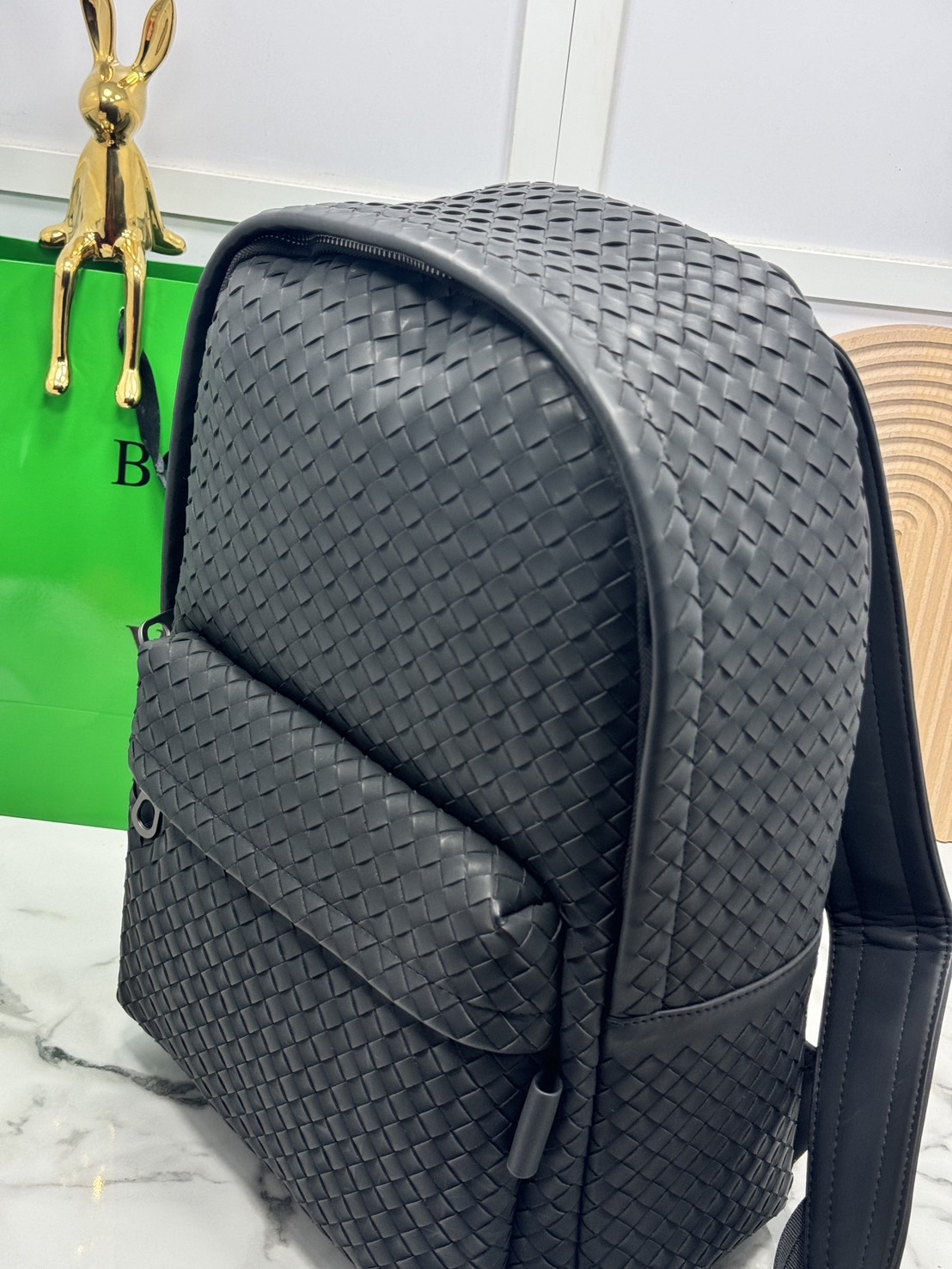 29cm ORI หนังแท้ | Bottega Shadow Signature Backpack / Bottega Backpack กระเป๋าเป้ กระเป๋าสะพายหลัง โดดเด่นด้วยงานสานตารางสวยคลาสสิคเรียบหรูเป็นเอกลักษณ์ ดีไซน์เรียบง่าย แต่ดูแพง กิมมิคที่ใครๆก็อยากเป็นเจ้าของ