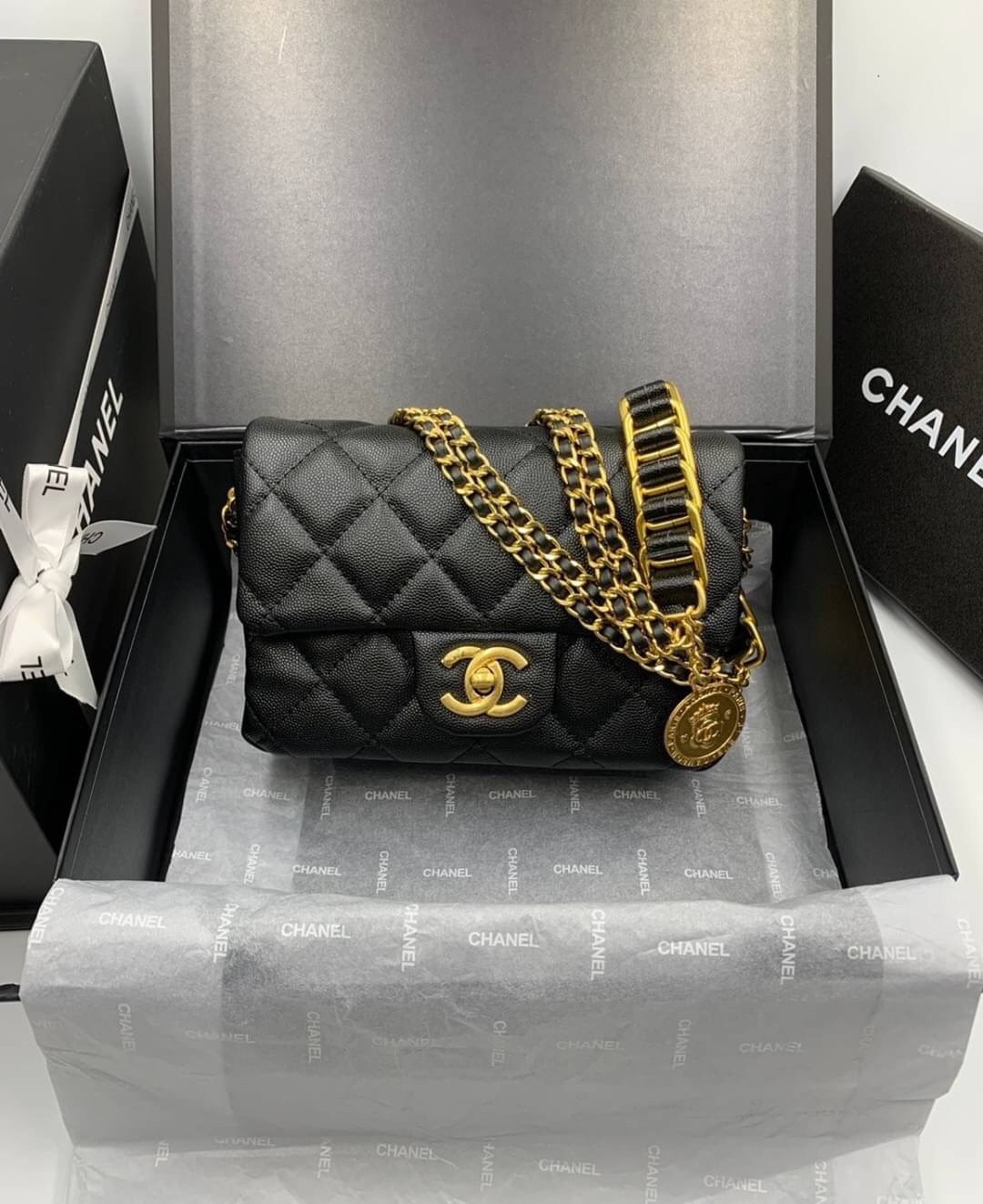 หนังแท้ VIP GIFT CHANEL Small Black Quilted Caviar Classic Flap Coin Charm Soul Chain คอลเลคชั่นใหม่ล่าสุดเลยค่ะ สายสะพายเก๋มาก ห้อย charm วงกลมสีทอง หนังคาเวียสีดำขนาด 8.5” ใส่ iPhone ได้ทุกรุ่นใส่ได้สบายๆ เลยค่ะ รุ่นใหม่เริ่ดมากจ้า