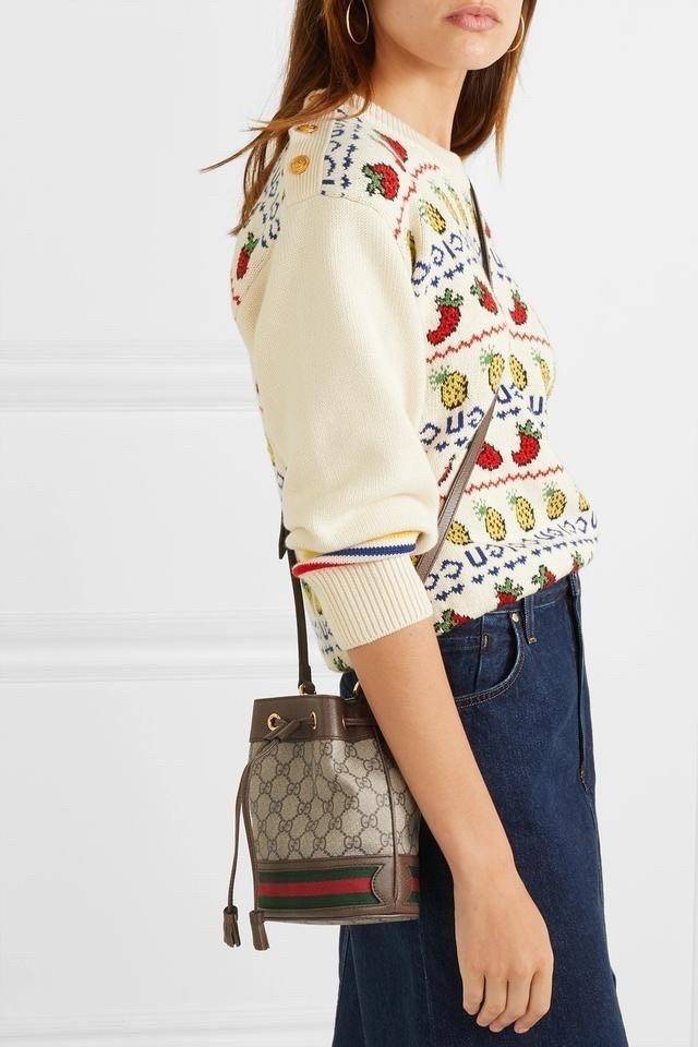 GUCCI Ophidia mini small GG bucket bag กระเป๋าถือหรือสะพายข้าง ขนาดเล็ก ทรงขนมจีบ วัสดุผ้าใบ+หนังแท้ พร้อมแถบลายทางสีเขียวและสีแดงด้านล่าง ด้านในโล่ง มี1ช่องเล็ก สายยาวถอดสายไม่ได้ ปรับระดับได้ ใบนี้เรียบหรูดูดีสุดๆไม่ควรพลาดค่า