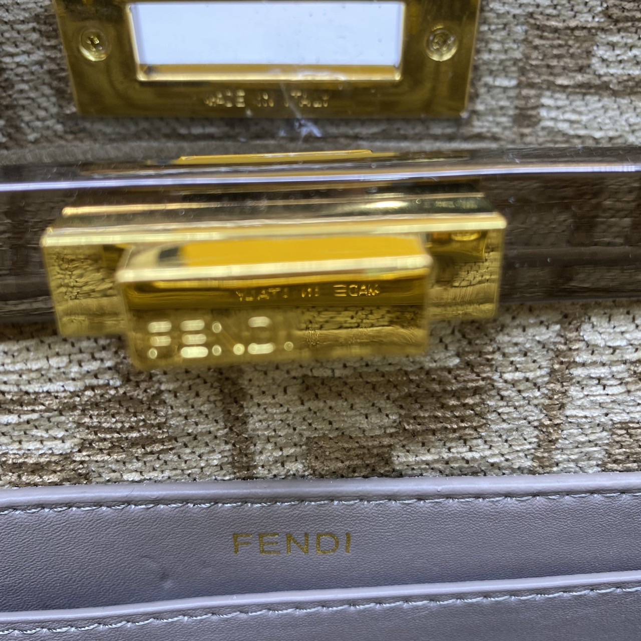 Fendi peekaboo 25cm เกรดออริจินอล กระเป๋าเฟนดิ คลาสสิกตามแบบฉบับแบรนด์ วัสดุคุณภาพอย่างดี เพิ่มความหรูหราและโดดเด่นด้วยการตกแต่งลวดลายโลโก้เด่นชัดทั้งใบ และด้วยขนาดที่กะทัดรัดและดีไซน์ที่เรียบหรูนี้ จึงสามารถนำไปแมทช์กับการแต่งตัวได้ง่าย ไม่ว่าจะเป็นสไตล์