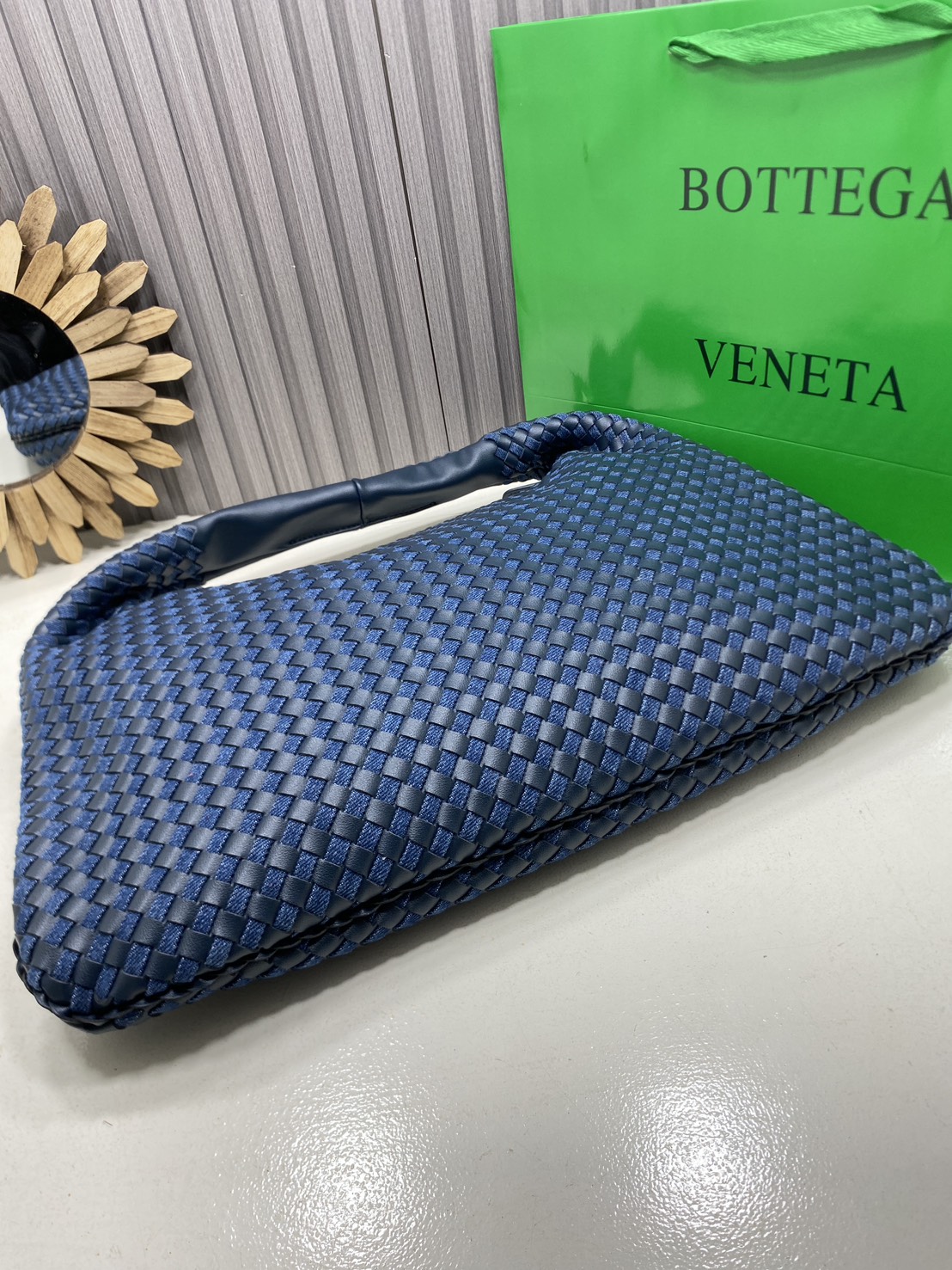 BOTTEGA Large Hop Shoulder Bag 48cm / BOTTEGA Hobo Bag กระเป๋าสะพายไหล่ใบใหญ่ จุของได้เยอะมาก ดีไซส์สานเป็นเอกลักษณ์สวยงาม