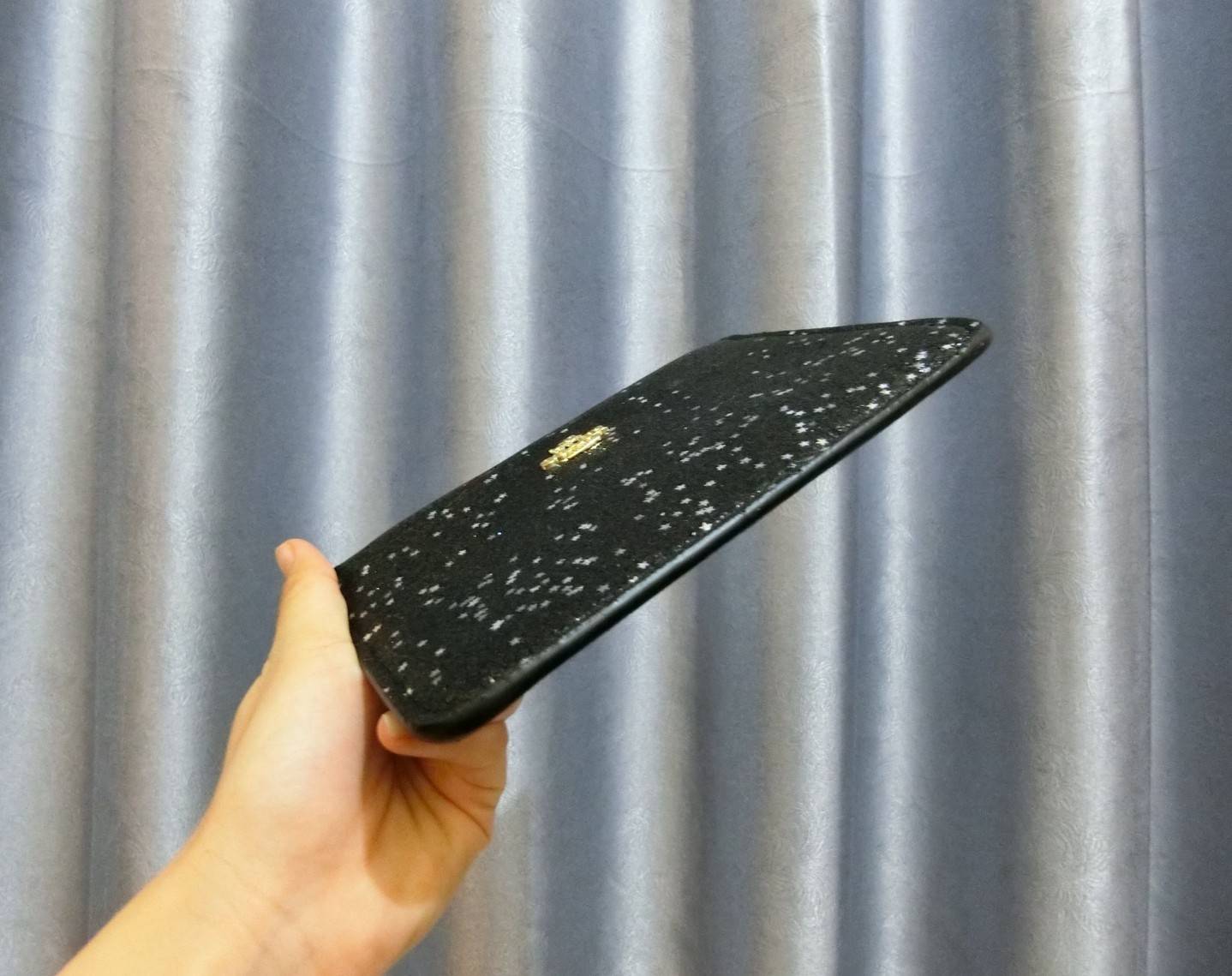 Coach Star Glitter Corner Zip Wristlet / FACTORY HK กระเป๋าคล้องมือทรงคลัช ตัวกระเป๋าตกแต่งกริ๊ตเตอร์ ด้านหน้าติดอะไหล่แบรนด์ สวยหรู เปิดปิดด้วยซิป ด้านในบุผ้ากำหยี่สามารถใส่โทรศัพท์มือถือได้ทุกรุ่น มาพร้อมสายคล้องมือ 1เส้น MUST HAVE!!