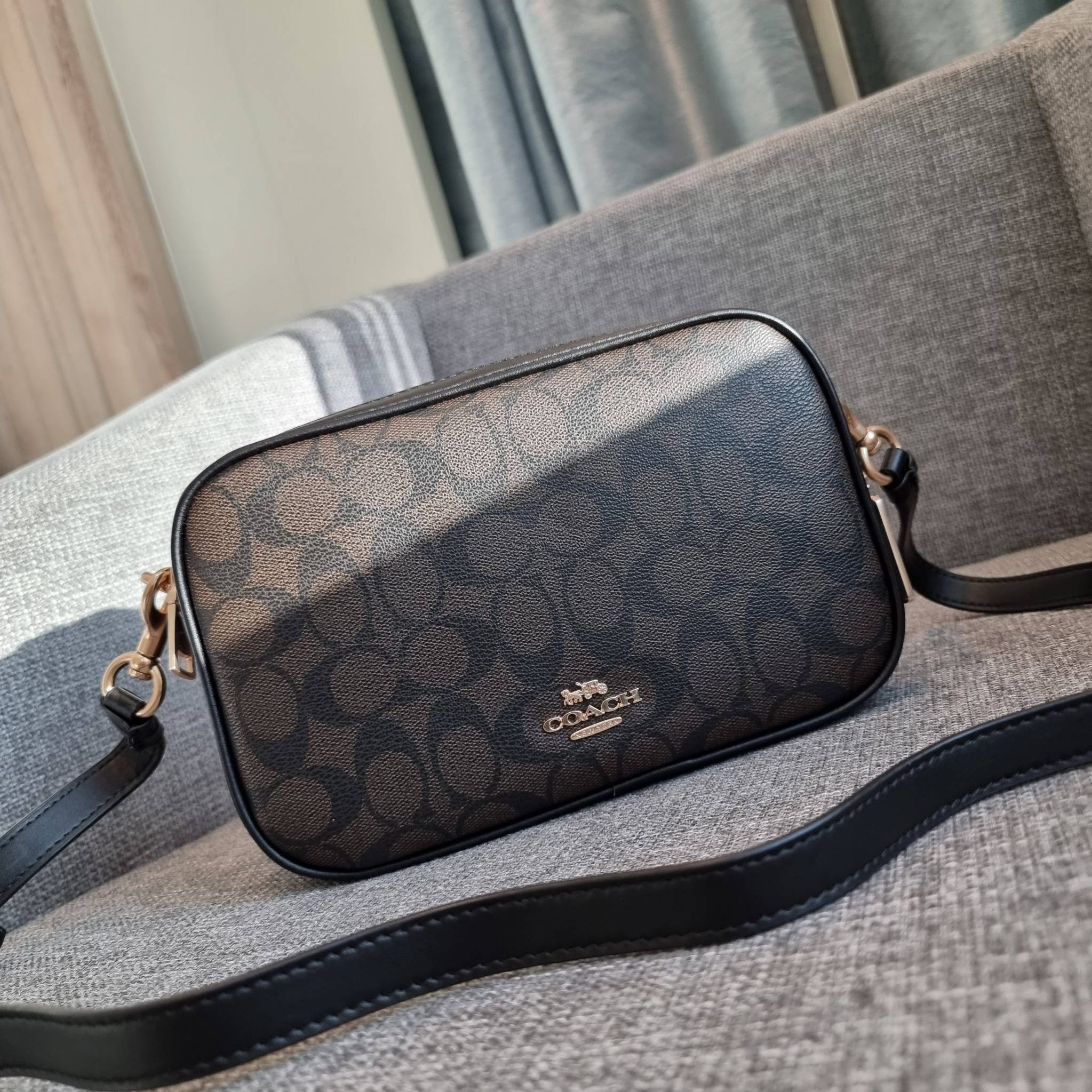 OUTLET 】COACH F68168 JES CROSSBODY IN SIGNATURE CANVAS รุ่นยอดฮิต!! กระเป๋าสะพายข้าง รุ่น 2 ซิป ใบใหญ่จุใจ สีคลาสสิคขายดี!! วัสดุหนังแคนวาสเคลือบลาย เปิด-ปิดด้วยซิป 2 ช่องหลัก ใช้งานง่าย ทรงสวยมากๆรุ่นนี้ มาพร้อมสายสะพาย crossbody ปรับได้ตามตัว ภายในใส่ขอ