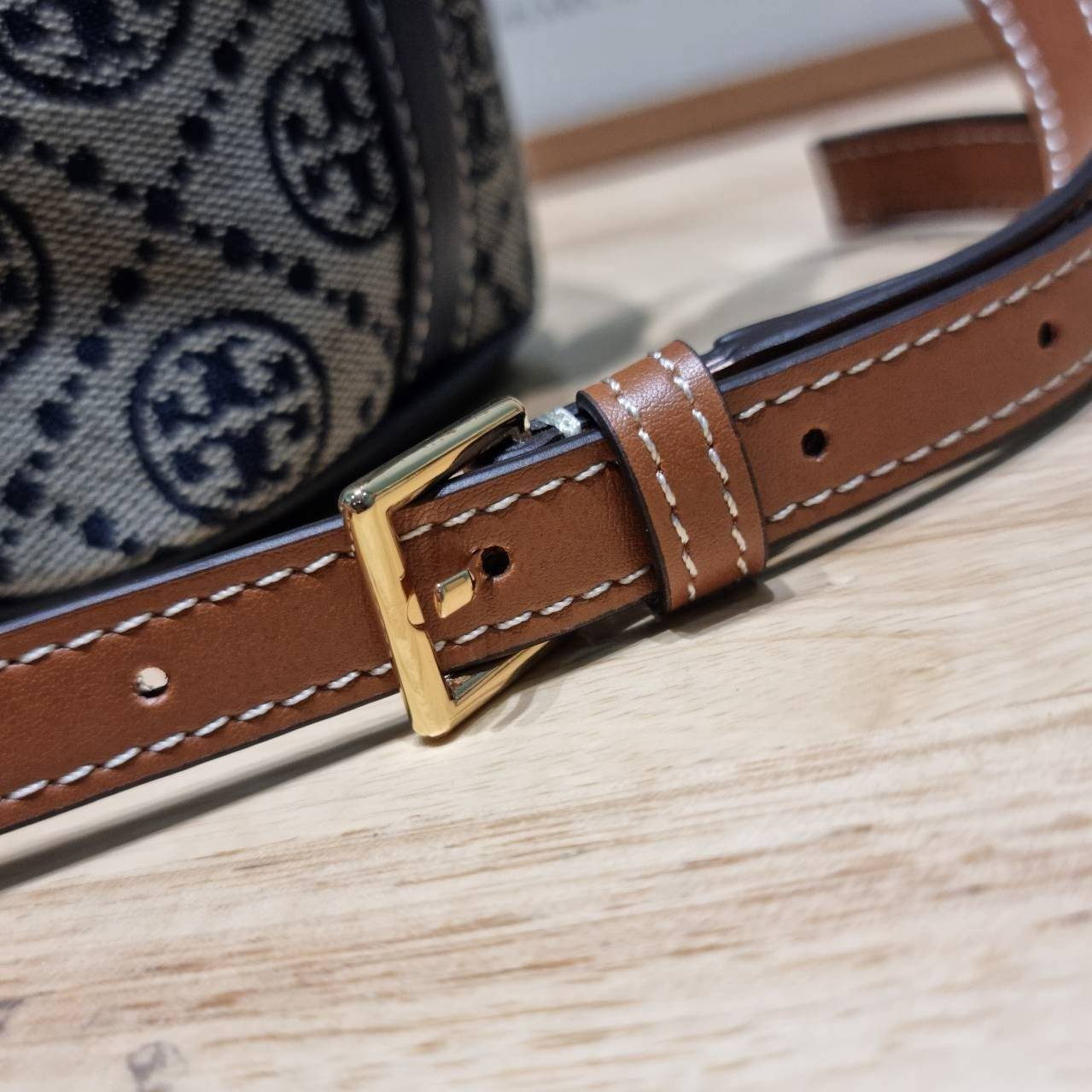 TOP ORI หนังแท้ | เกรดดีสุด TORY BURCH T MONOGRAM BUCKET BAG (ดีไซน์ใหม่) ใหม่ล่าสุดได้สวยก่อนใคร กับกระเป๋าบัคเก็ตยอดฮิต ที่มาในดีไซน์ใหม่ สายคล้องในตัวสามารถปรับได้ รูปทรงและลวดลายสวยชัดคลาสสิค