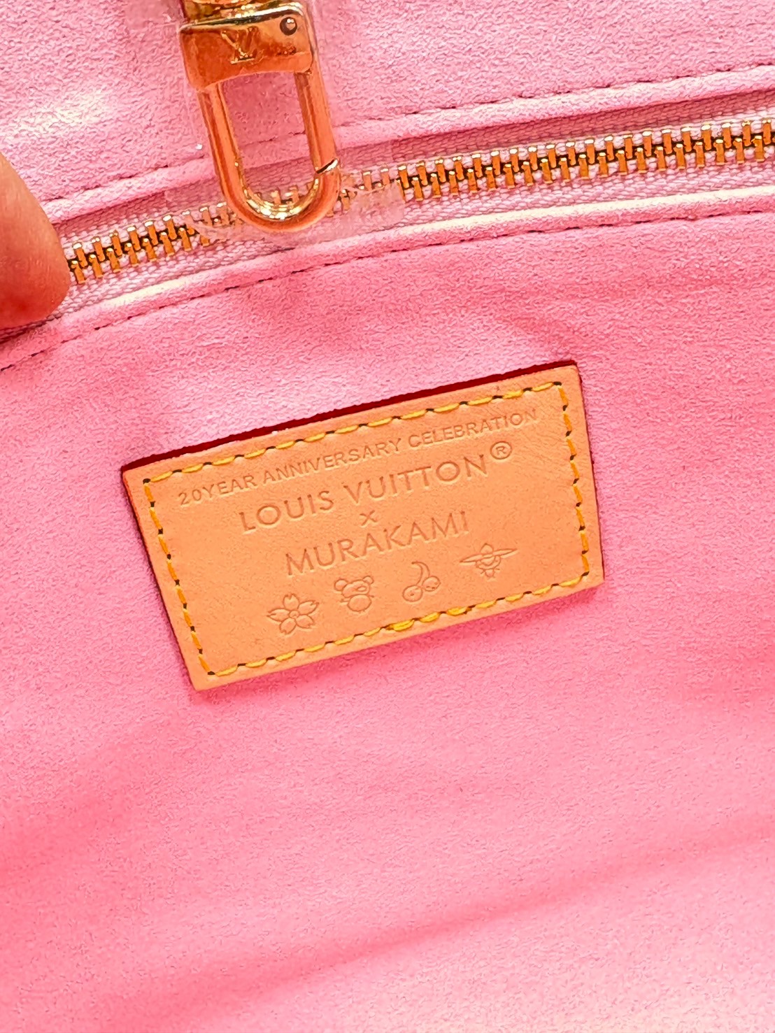 TOP ORI หนังแท้ | เกรดดีสุด LV x TM - OnTheGo Cherry Blossom PM bag กระเป๋าทรงโท้ทที่ใครเห็นต้องเป็นคลั่งรัก ปรับลุคให้มีชีวิตชีวาด้วยลายดอกไม้เชอรี่บลอสซั่ม คอลใหม่สุดเอ็กซ์คลูซีฟ