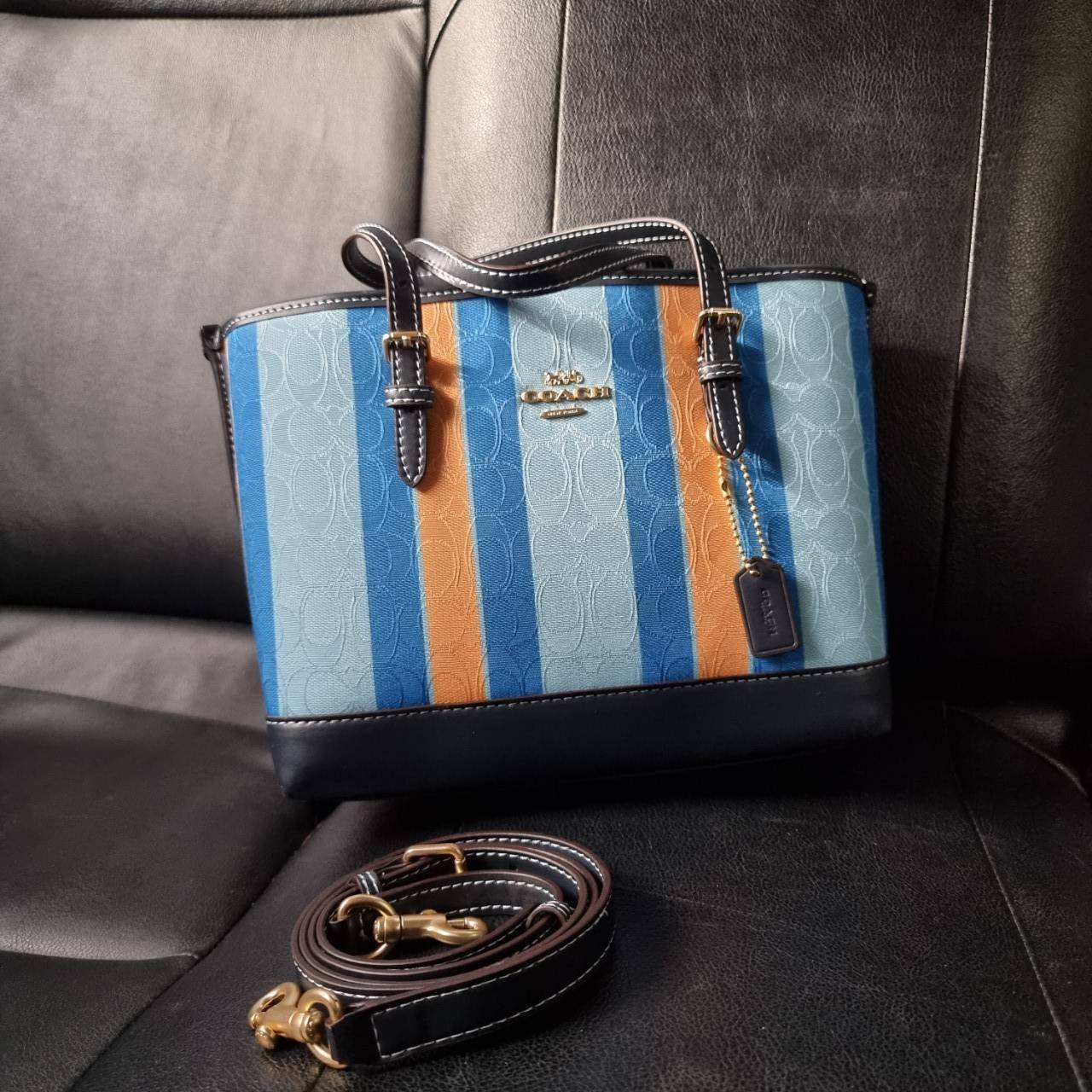 COACH C4086 MOLLIE TOTE 25 IN SIGNATURE JACQUARD WITH STRIPES แจกความสดใสด้วยลุคคัลเลอร์ฟูล กระเป๋าทรงโท้ท มินิไซส์ ตกแต่งลายเอกลักษณ์ถักทออยู่บนผ้า jacquard ตัดกับลายเส้นสีสันสวยงาม ลงตัวไม่ซ้ำใคร ภายในเป็นช่องโล่ง มีช่องซิปกลางใส่ของได้ ขนาดกำลังดีแบบใส