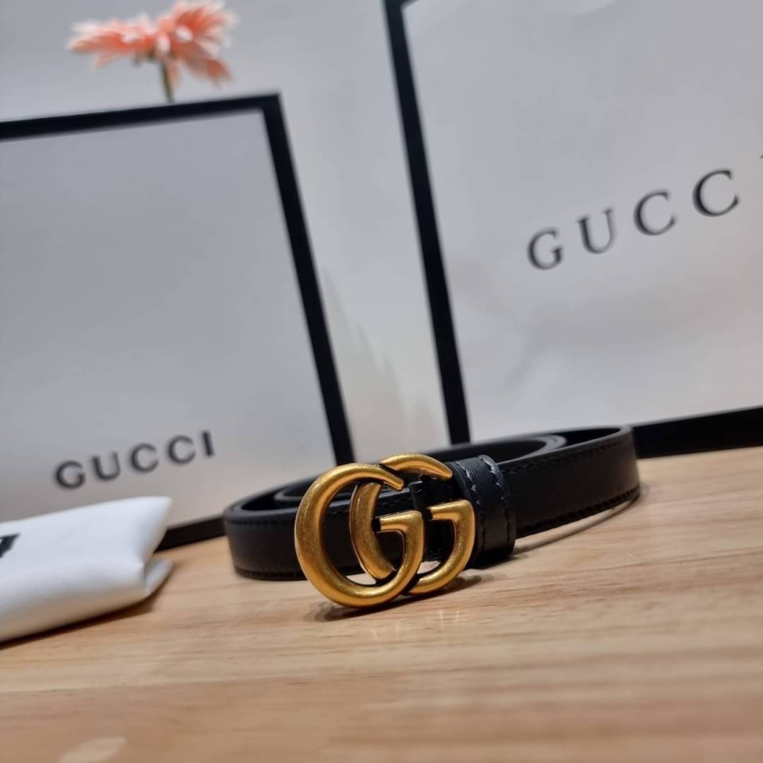 GUCCI BELT / GG belt 2cm เข็มขัดสีดำสุดคลาสสิค เรียบง่าย ผู้ดี เป็นซิกเนเจอร์ ด้วยดีไซน์ double buckle อะไหล่สีทองวินเทจ ทำให้ใช้งานเป็น everyday use ได้เลย วัสดุหนังสวย พร้อมออริจินัล box ที่สุดของการคอมพลีทลุทด้วยเข็มขัดเส้นนี้เส้นเดียวได้เลย แนะนำจ้า
