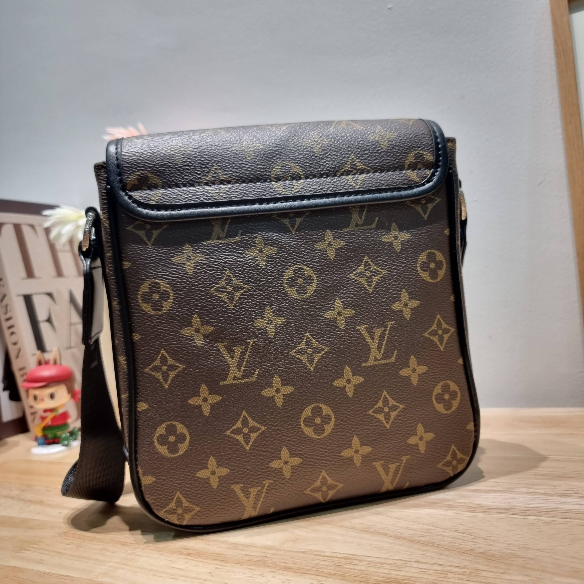 LV bass macassar monogram bag ของใหม่จัดให้หนุ่มๆ กับกระเป๋าสะพายทรงแมสเซ็นเจอร์ ไซส์กำลังดี เหมาะกับหนุ่มๆที่รักความคล่องตัว วัสดุหนังแคนวาสตัดสลับหนัง