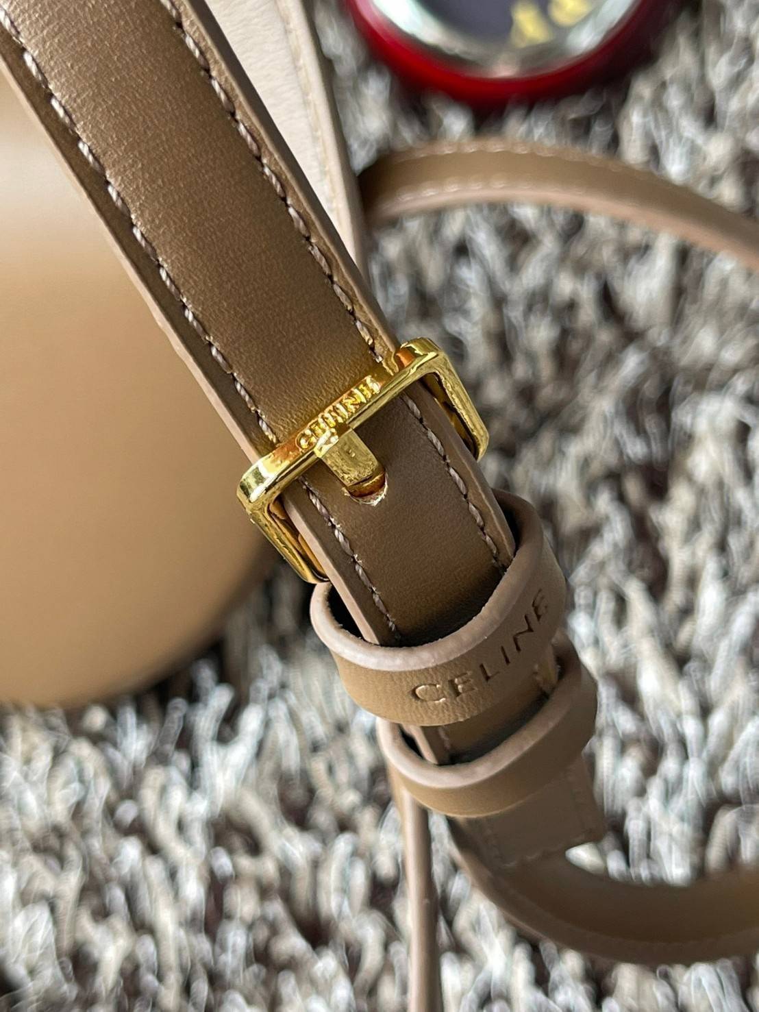 CELINE BESACE CUIR TRIOMPHE IN SMOOTH กระเป๋ารุ่นนี้นำเสนอในรูปทรงฮาล์ฟมูนที่ตอนนี้กำลังงมาแรง เปิดด้วยกระดุมแป๊กเพื่อเผยให้เห็นช่องภายในที่กว้างขวางและกระเป๋าด้านในแบบแบน คุณสมบัติที่โดดเด่นอีกอย่างของกระเป๋าอยู่ที่โลโก้ขนาดใหญ่ รูปทรงสะดุดตา สามารถสะพาย