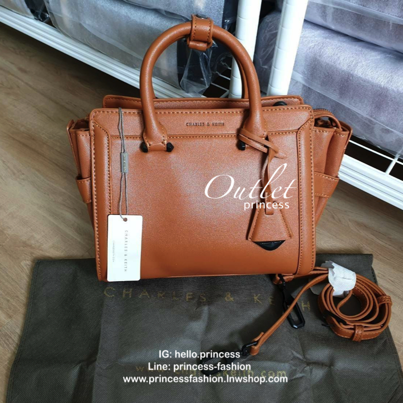 CHARLES & KEITH กระเป๋าถือ/สะพายข้าง ขนาดกลาง ด้านหน้าปั๊มโลโก้แบรนด์ ด้านหน้าเป็นหนังเรียบตัดกับด้านข้างเป็นหนังคาร์เวียร์ออกแบบมาให้เรียบหรู ด้านหลังมีซิป 1 ช่อง หูกระเป๋าสามารถพับลงได้ ส่วนด้านในกว้างมากค่ะ ออกแบบมาให้ใส่ของได้จุใจแบบไม่มีช่องแบ่ง มีช่