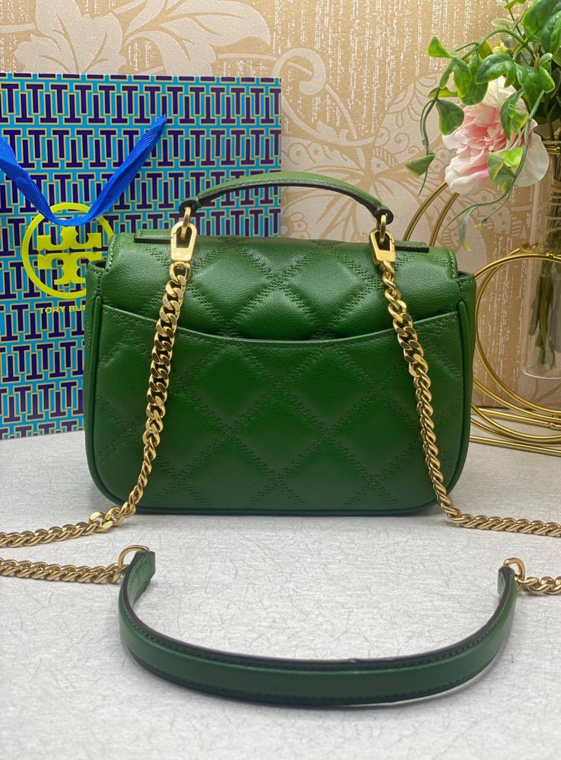 Tory Burch Willa Mini Top Handle Bag พร้อมส่งที่ไทย ใบจริงคือสวยสุดดไปเลยค่าา! กระเป๋าสะพายข้างหรือหิ้วก็เก๋ไปอีกเลยค่ะ! หนังอย่างดี ลายนวมนิ่มมือดีมากค่ะ ด้านหน้ามีอะไหล่โลโก้แบรนด์