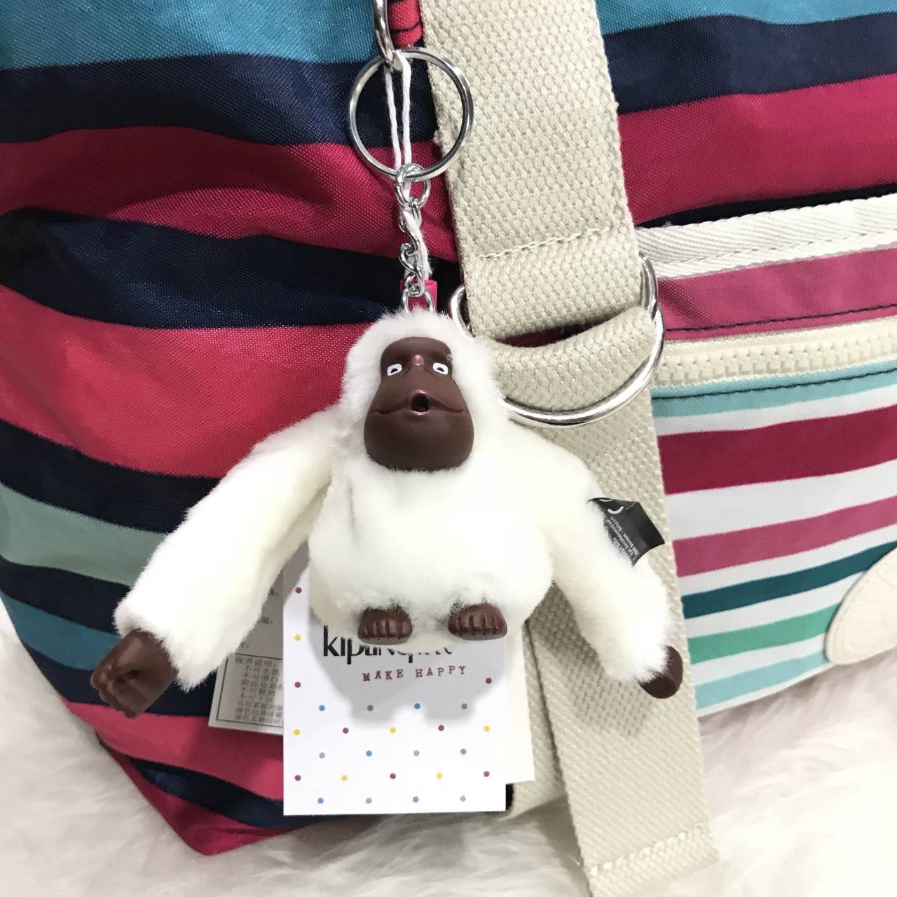 NEW ARRIVAL! KIPLING ART (LARGE) TOTE BAG 2018 กระเป๋าถือหรือสะพายรุ่นใหม่ใบใหญ่จุใจสาวๆที่สัมภาระเยอะ วัสดุ Nylon+Polyester 100% น้ำหนักเบา โดดเด่นที่สามารถรูดซิปมุมกระเป๋าเปลี่ยนทรงได้ไม่จำเจ มีหูหิ้วสะพายไหล่ได้ มือจับหูหิ้วเป็นหนังปั้มโลโก้ พวงกุญเเจล