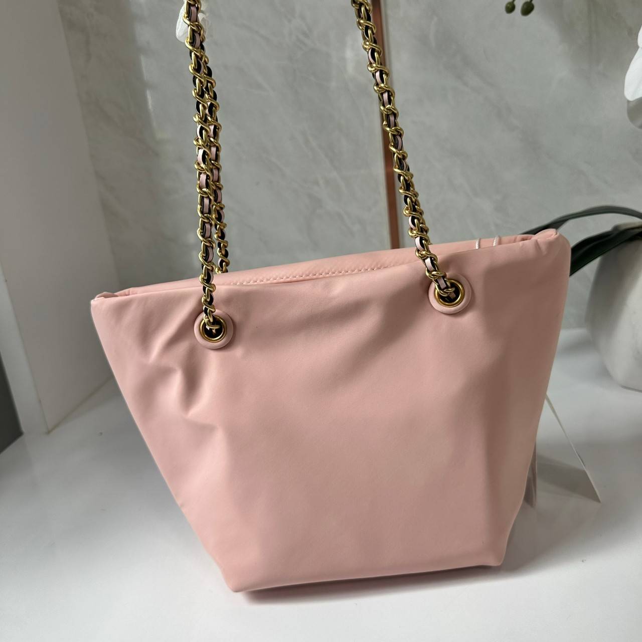 TORY BURCH Ella Chain Crossbody Nylon Bag กระเป๋าคล้องไหล่สายโซ่หรูหราโดดเด่นด้วยโลโก้หนังด้านหน้า สามารถปรับสะพายคอสบอดี้ สะพาลไหล่ได้